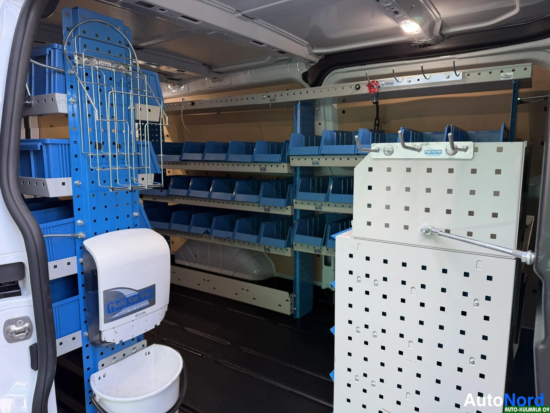 Valkoinen Ford Transit Custom 2022, tavaratila, kuva 21