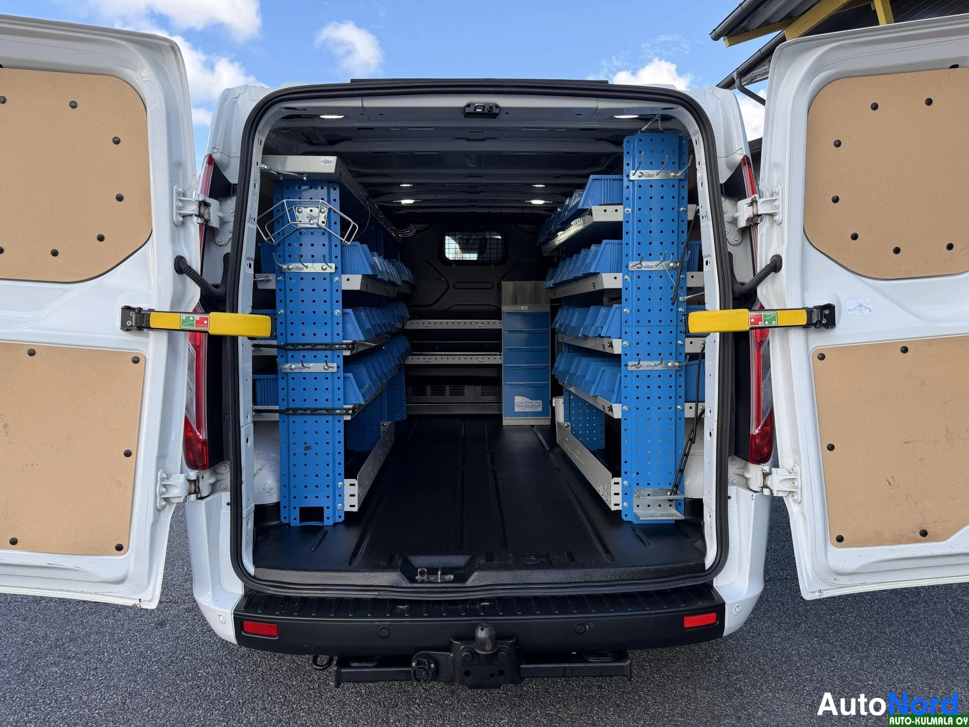Valkoinen Ford Transit Custom 2022, tavaratila, kuva 17
