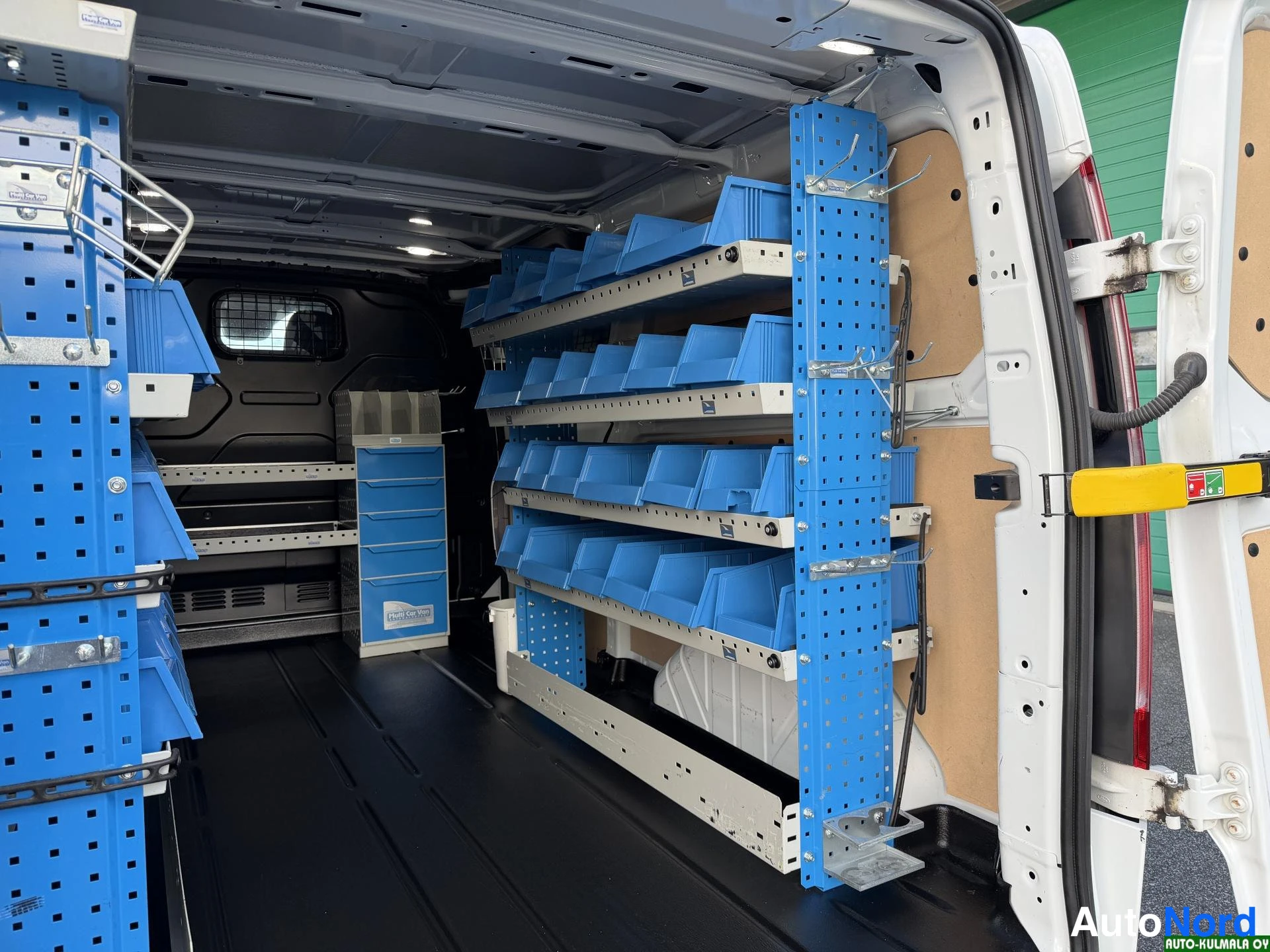 Valkoinen Ford Transit Custom 2022, tavaratila, kuva 24