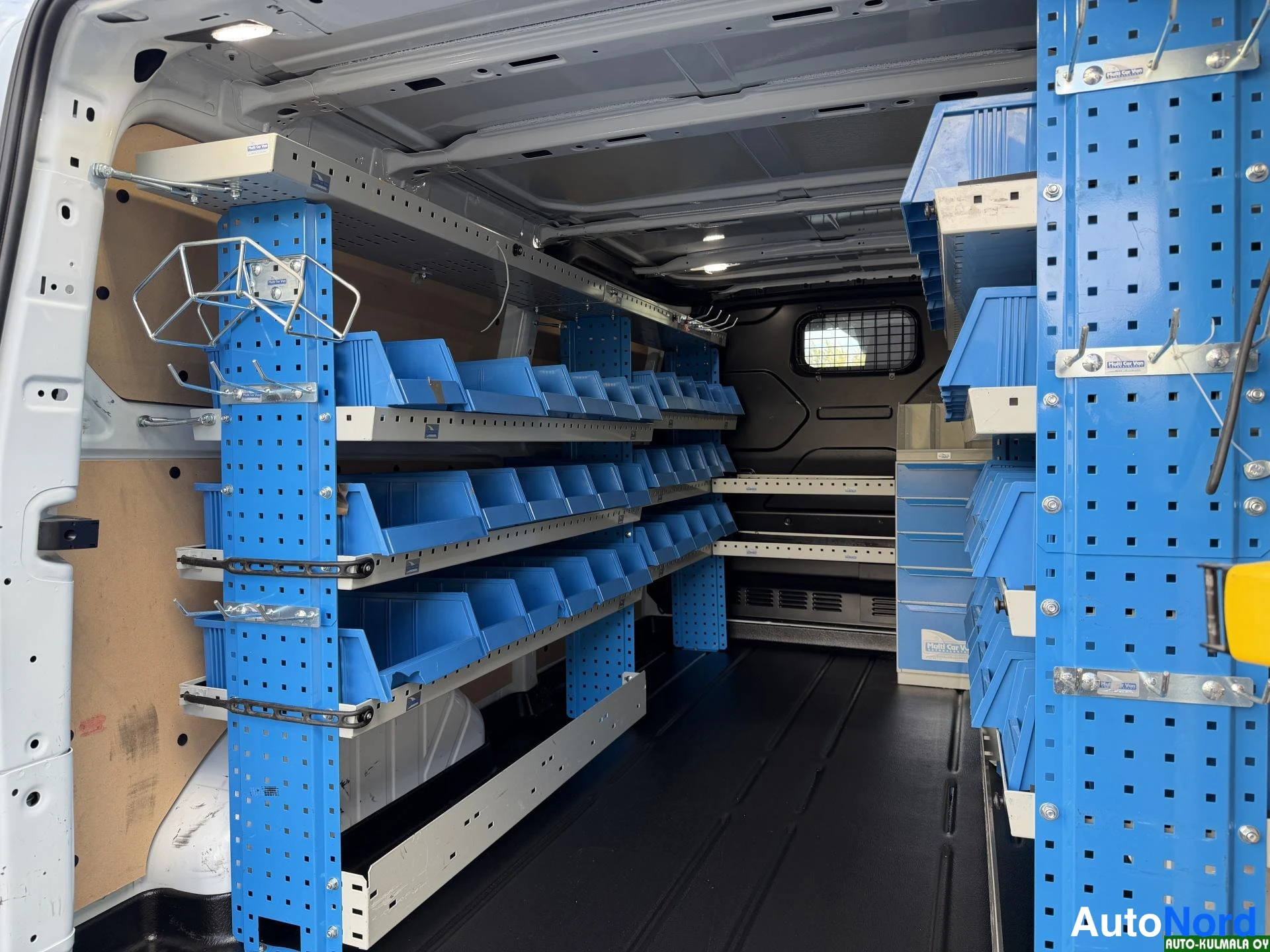 Valkoinen Ford Transit Custom 2022, tavaratila, kuva 25