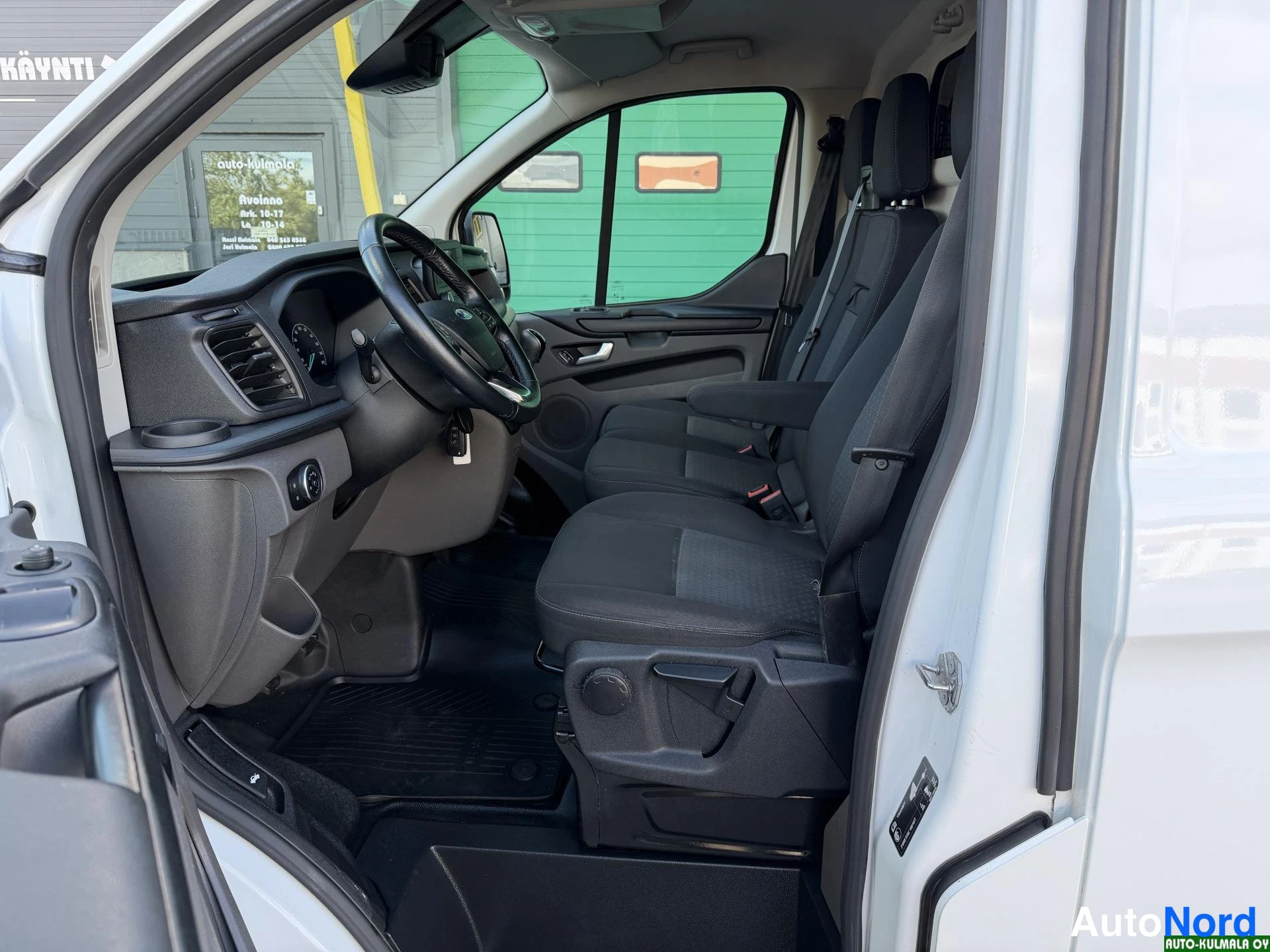 Valkoinen Ford Transit Custom 2022, ohjaamo, kuva 14