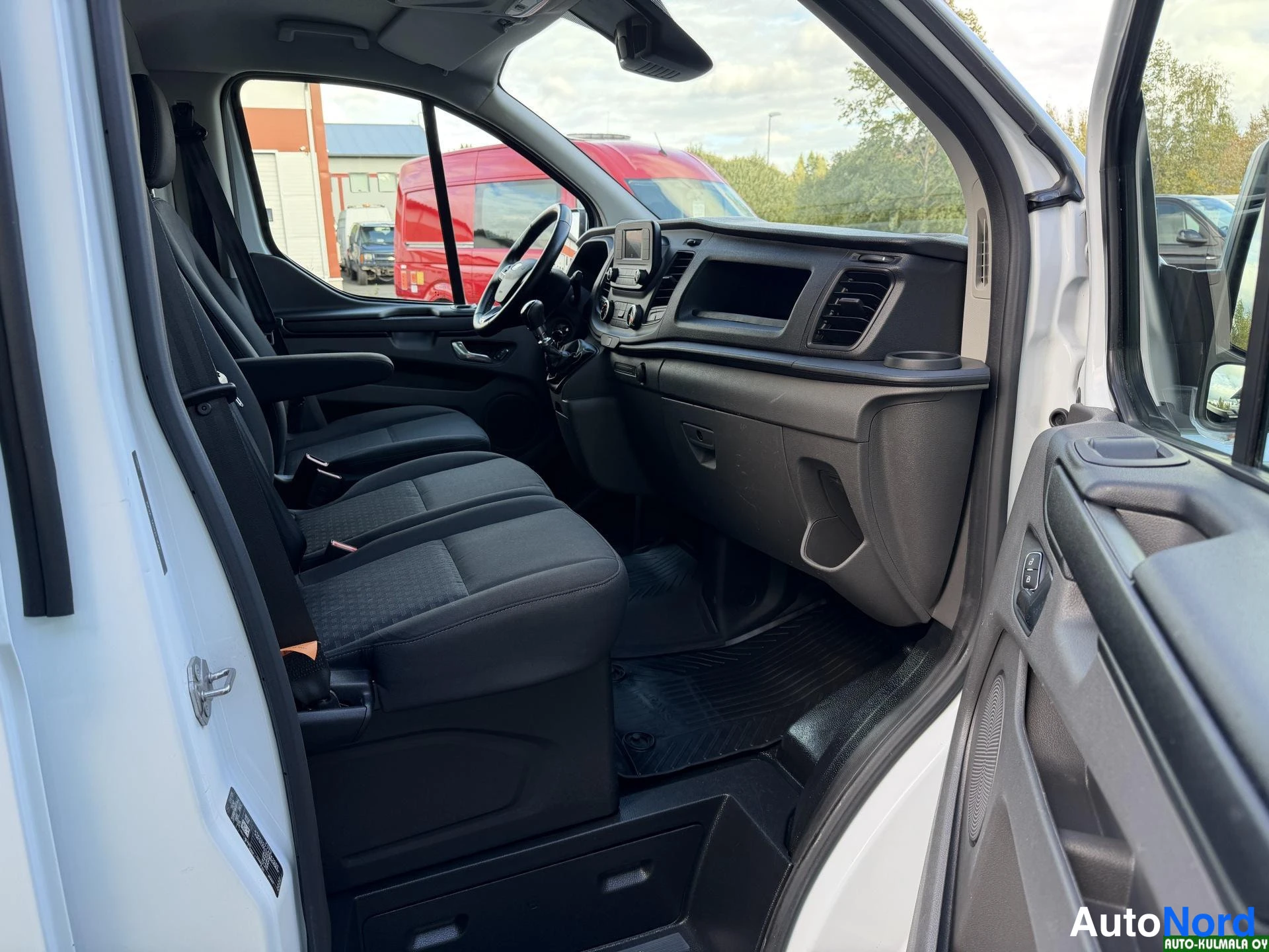 Valkoinen Ford Transit Custom 2022, ohjaamo, kuva 15