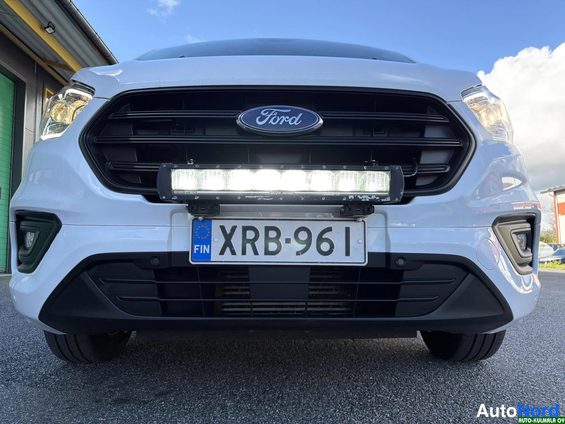 Valkoinen Ford Transit Custom 2022, edestä, kuva 5