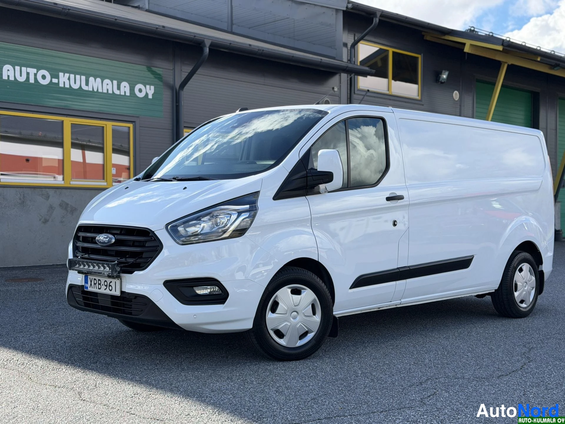 Valkoinen Ford Transit Custom 2022, etuviisto, keula vasemmalle, kuva 2