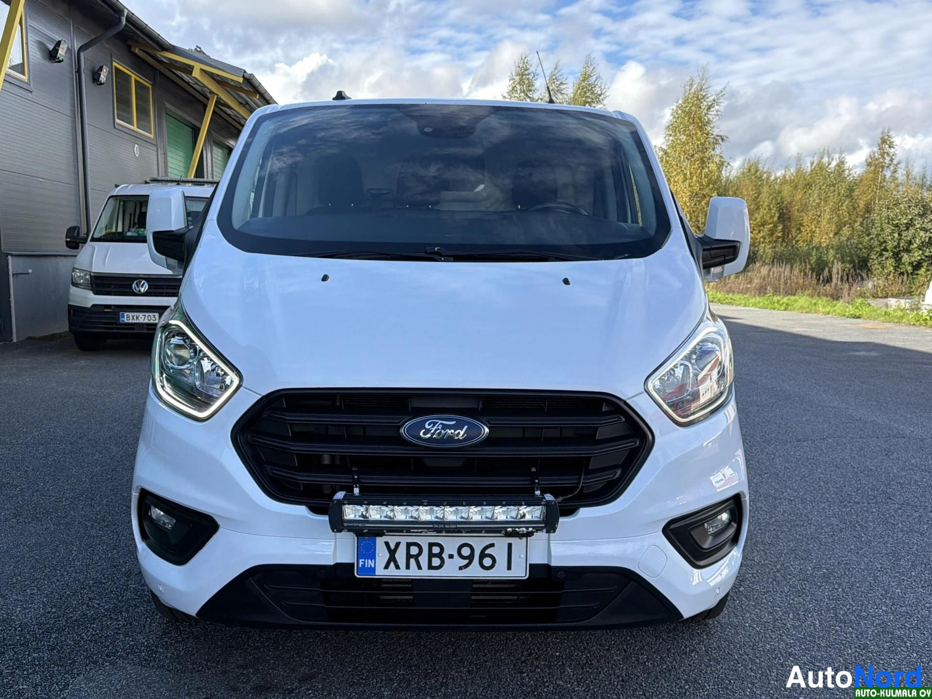 Valkoinen Ford Transit Custom 2022, edestä, kuva 6