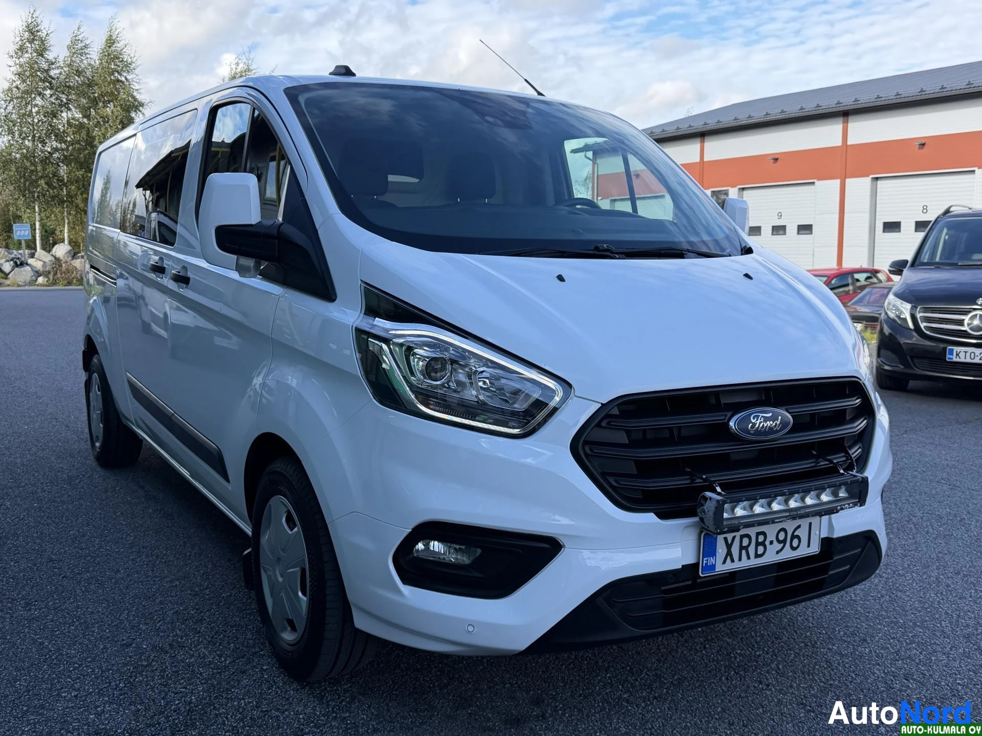 Valkoinen Ford Transit Custom 2022, etuviisto, keula oikealle, kuva 3