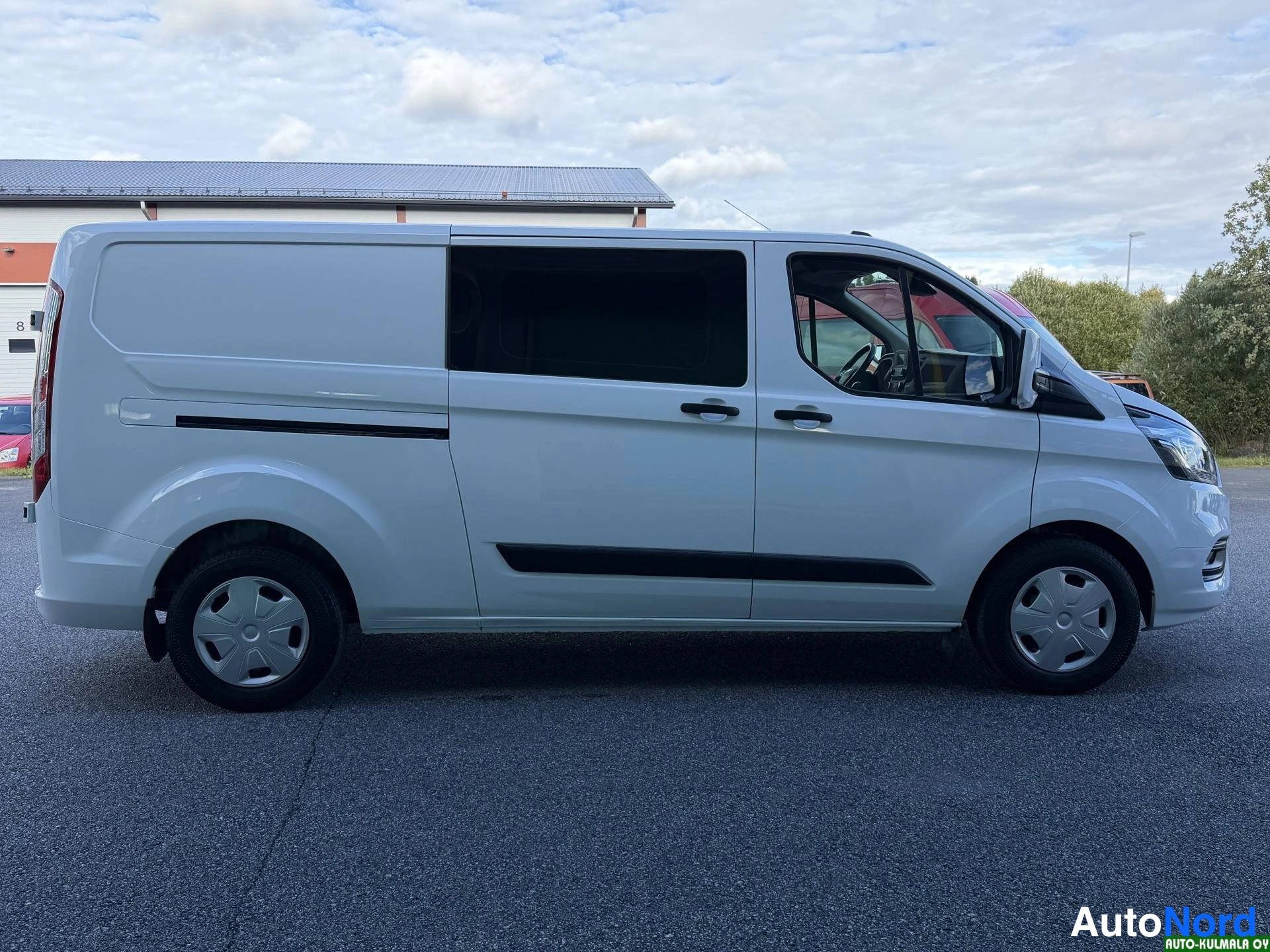 Valkoinen Ford Transit Custom 2022, etuviisto, keula oikealle, kuva 4