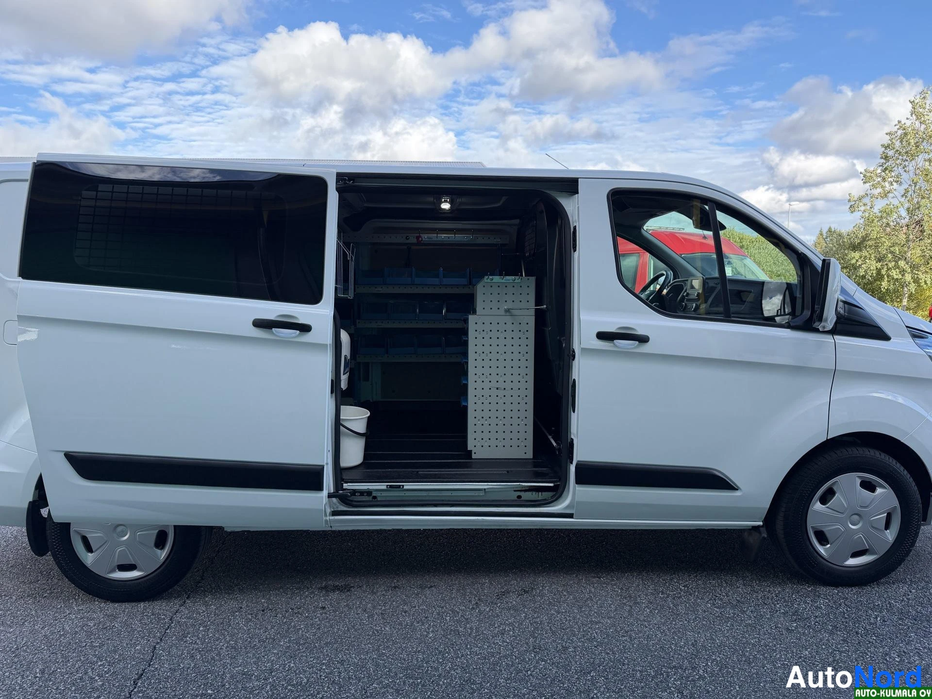 Valkoinen Ford Transit Custom 2022, sivulta, kuva 8