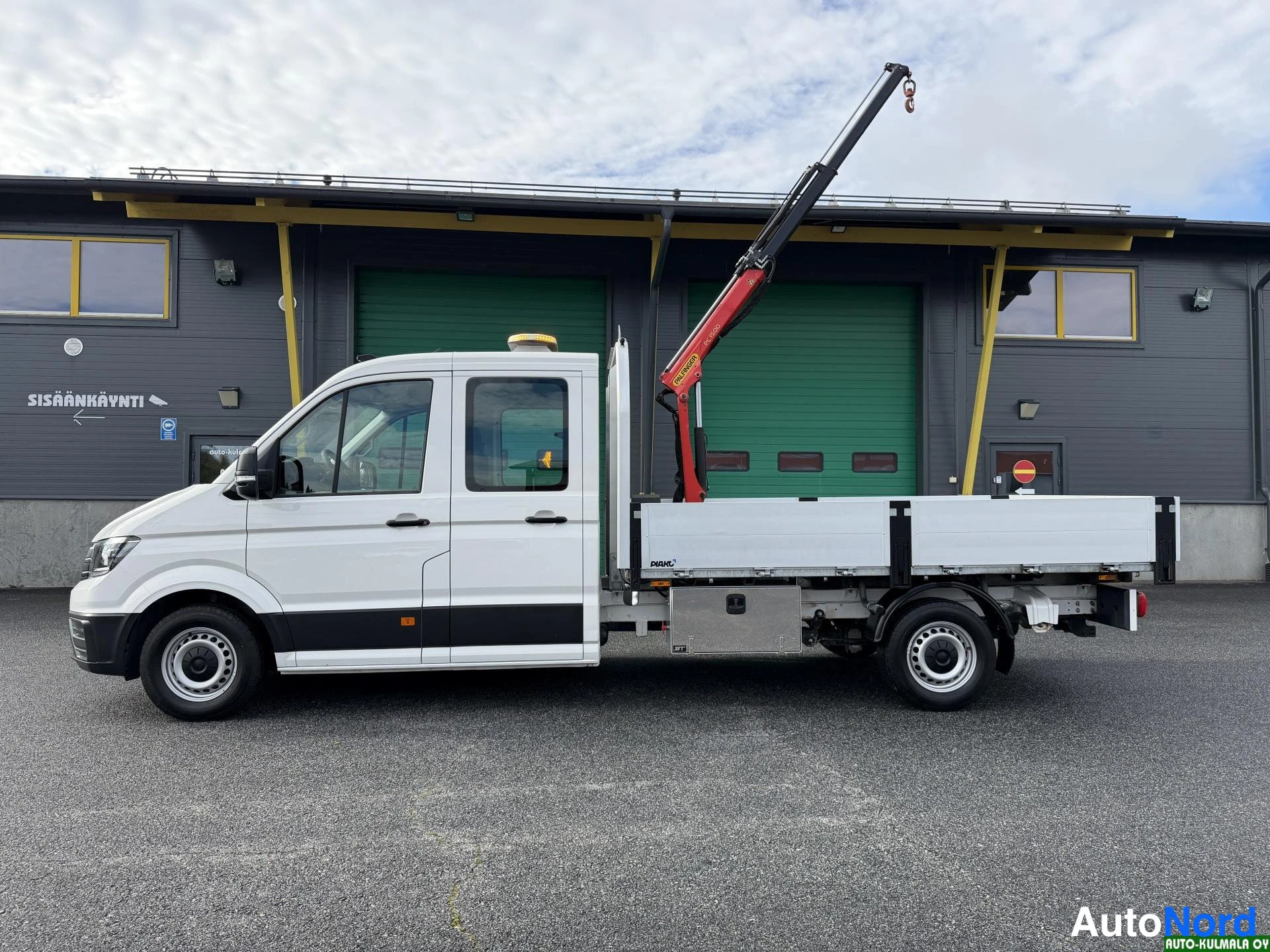 Valkoinen Volkswagen Crafter 2019, etuviisto, keula vasemmalle, kuva 2