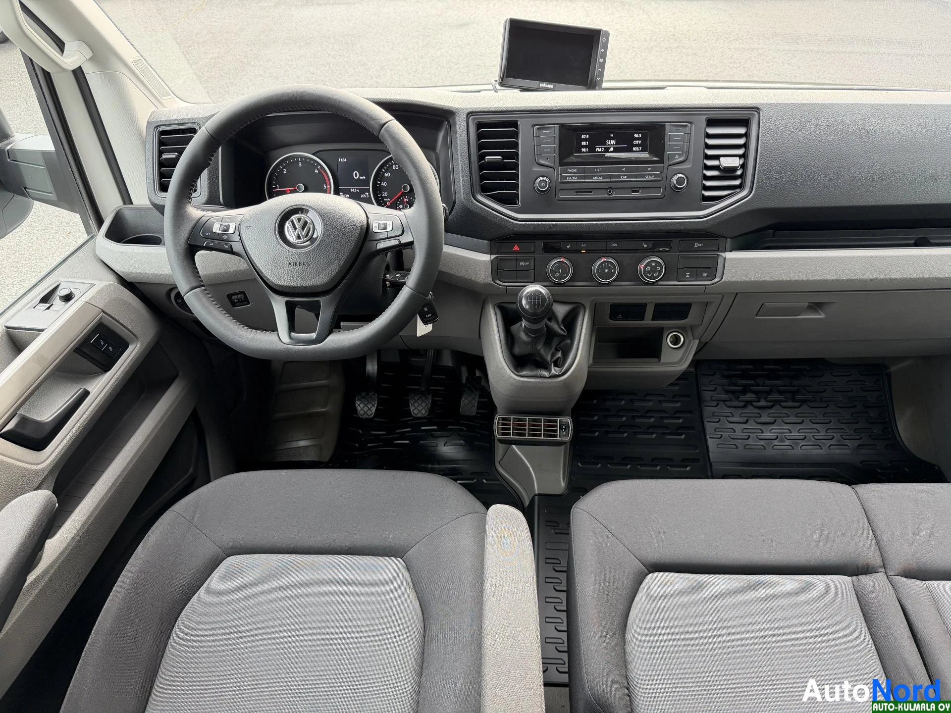 Valkoinen Volkswagen Crafter 2019, ohjaamo, kuva 23