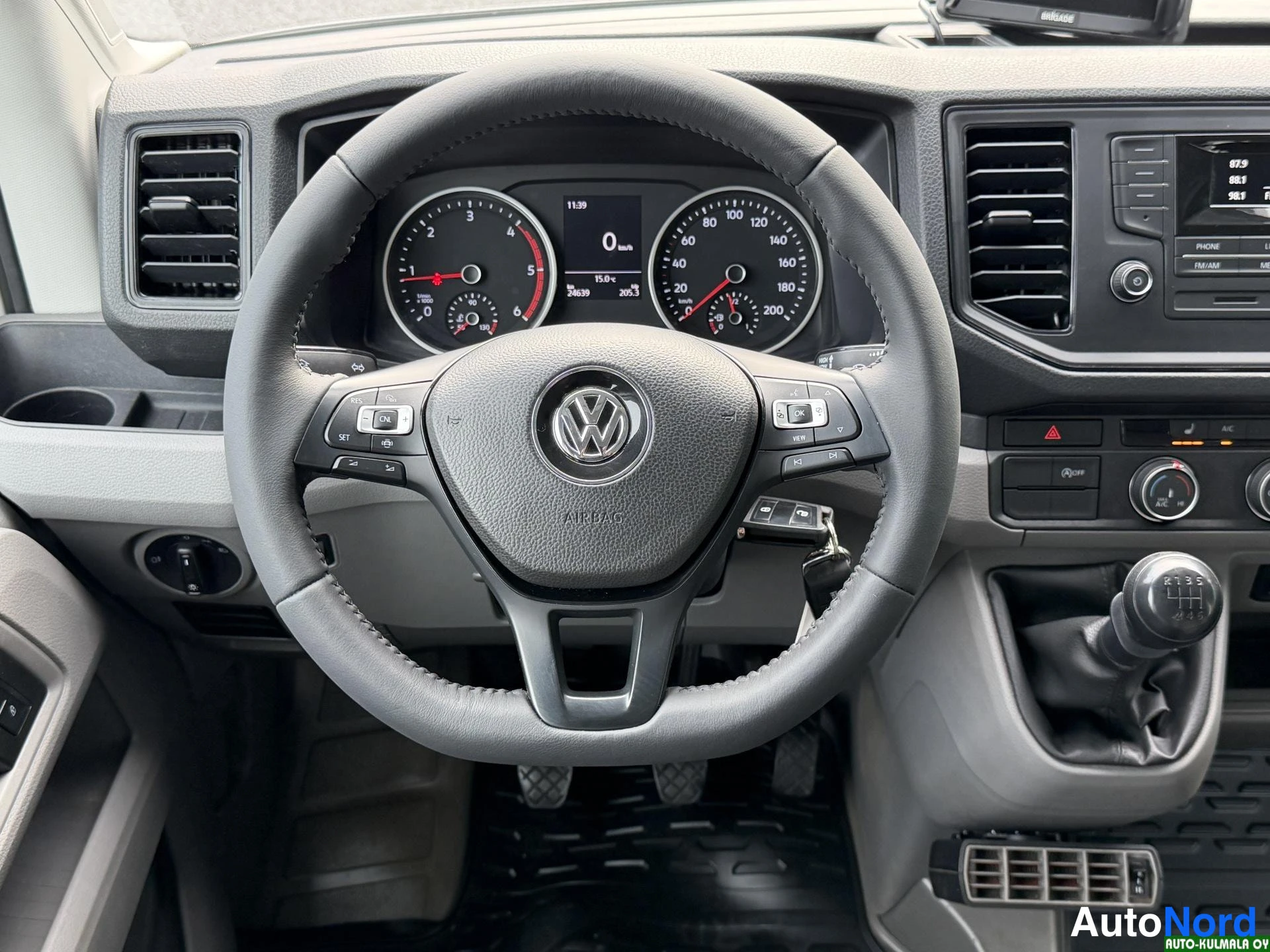 Valkoinen Volkswagen Crafter 2019, yksityiskohta, kuva 29