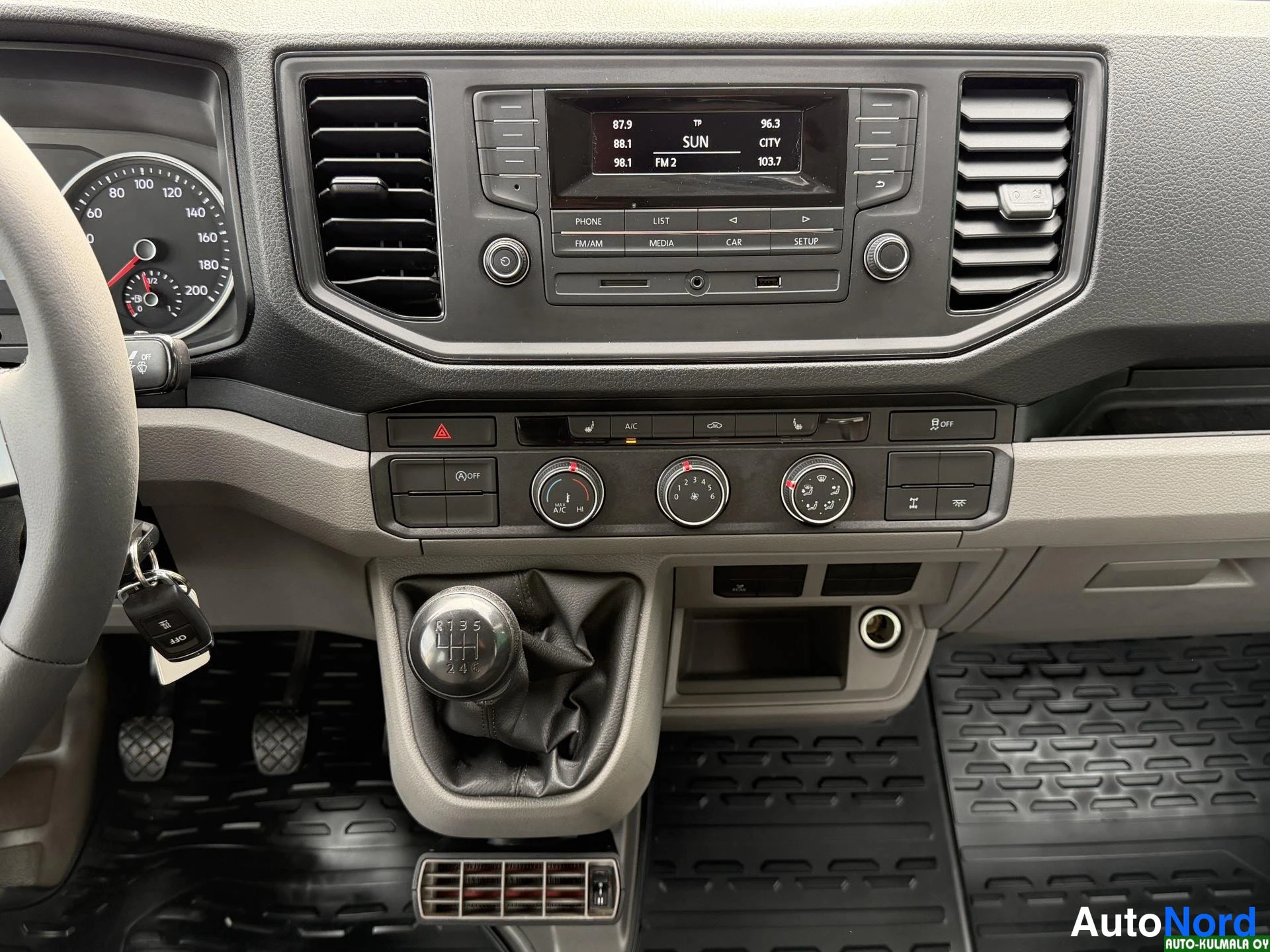 Valkoinen Volkswagen Crafter 2019, ohjaamo, kuva 21