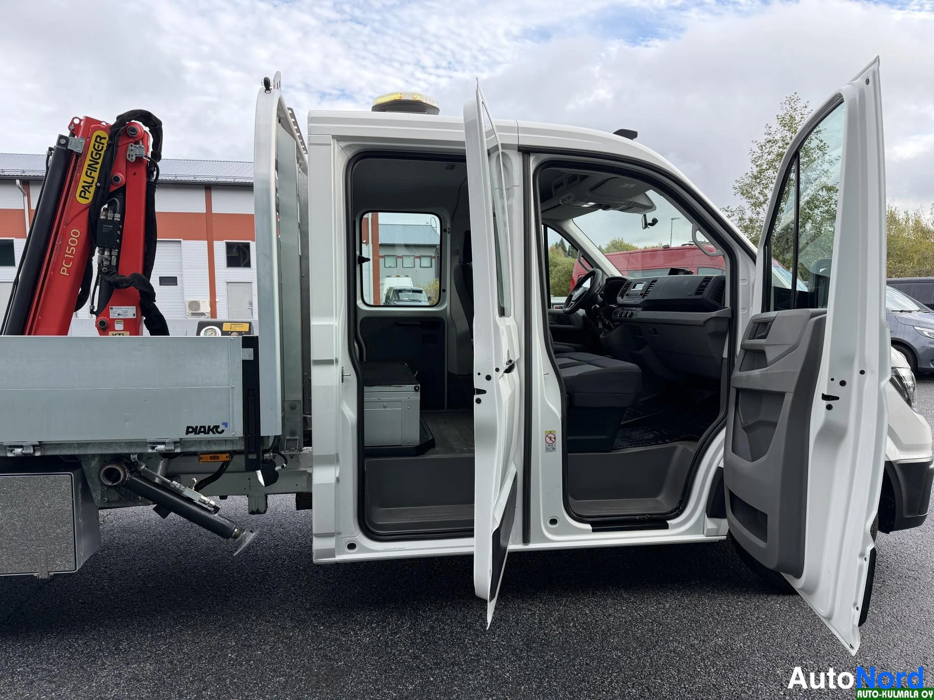 Valkoinen Volkswagen Crafter 2019, sivulta, kuva 8