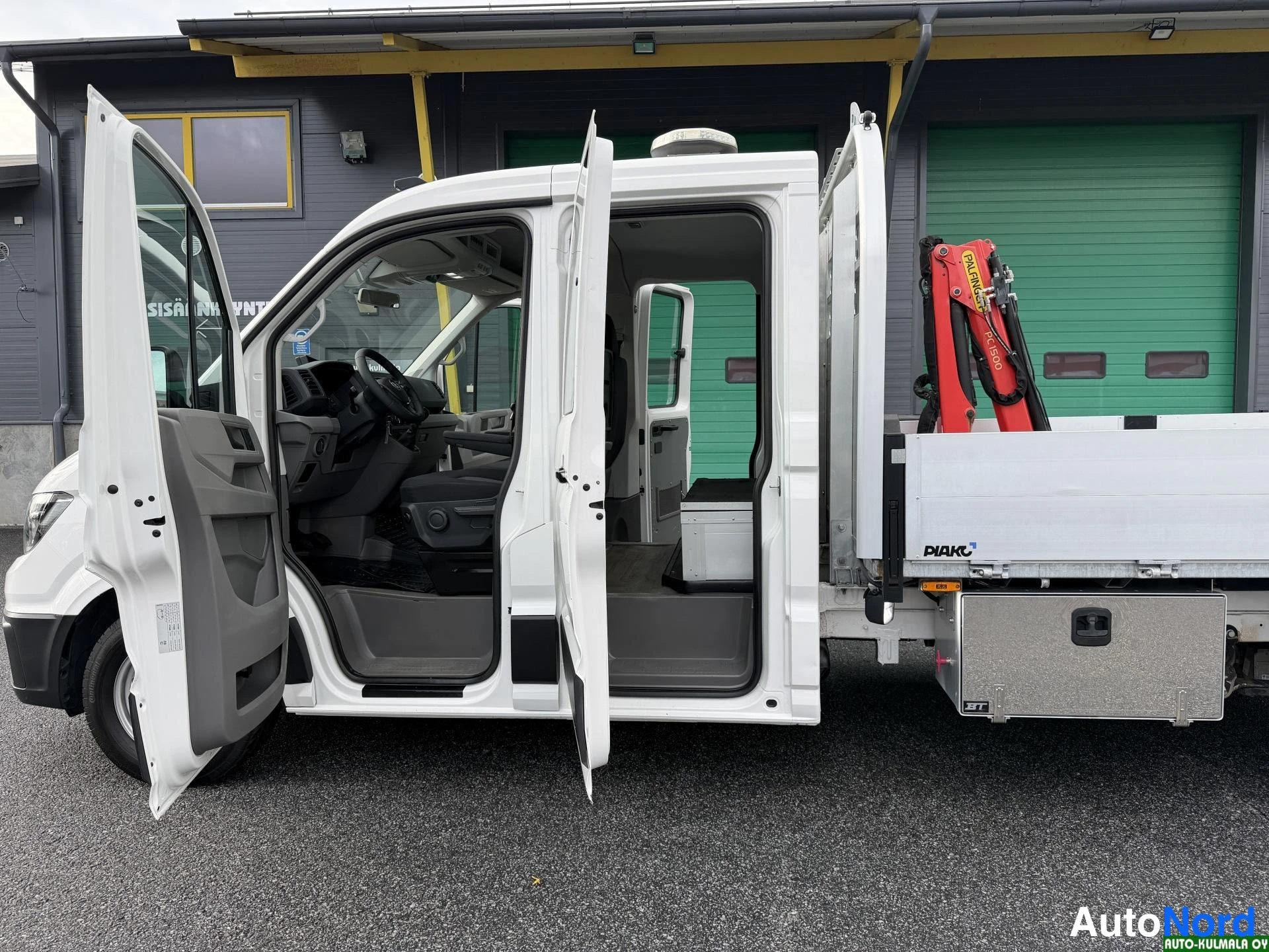 Valkoinen Volkswagen Crafter 2019, sivulta, kuva 10