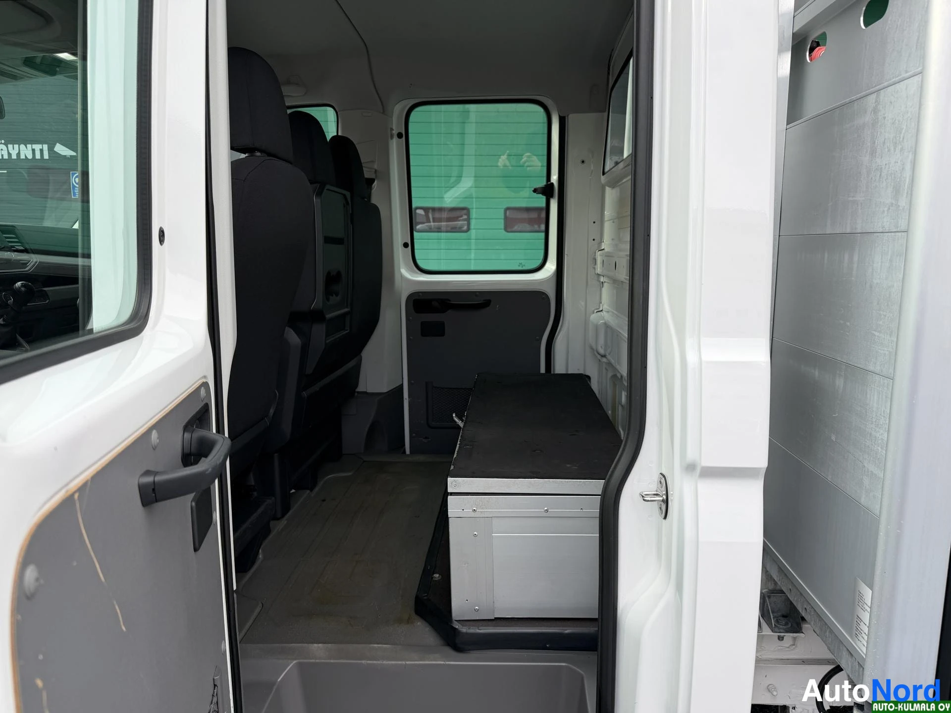Valkoinen Volkswagen Crafter 2019, takaistuimet, kuva 25