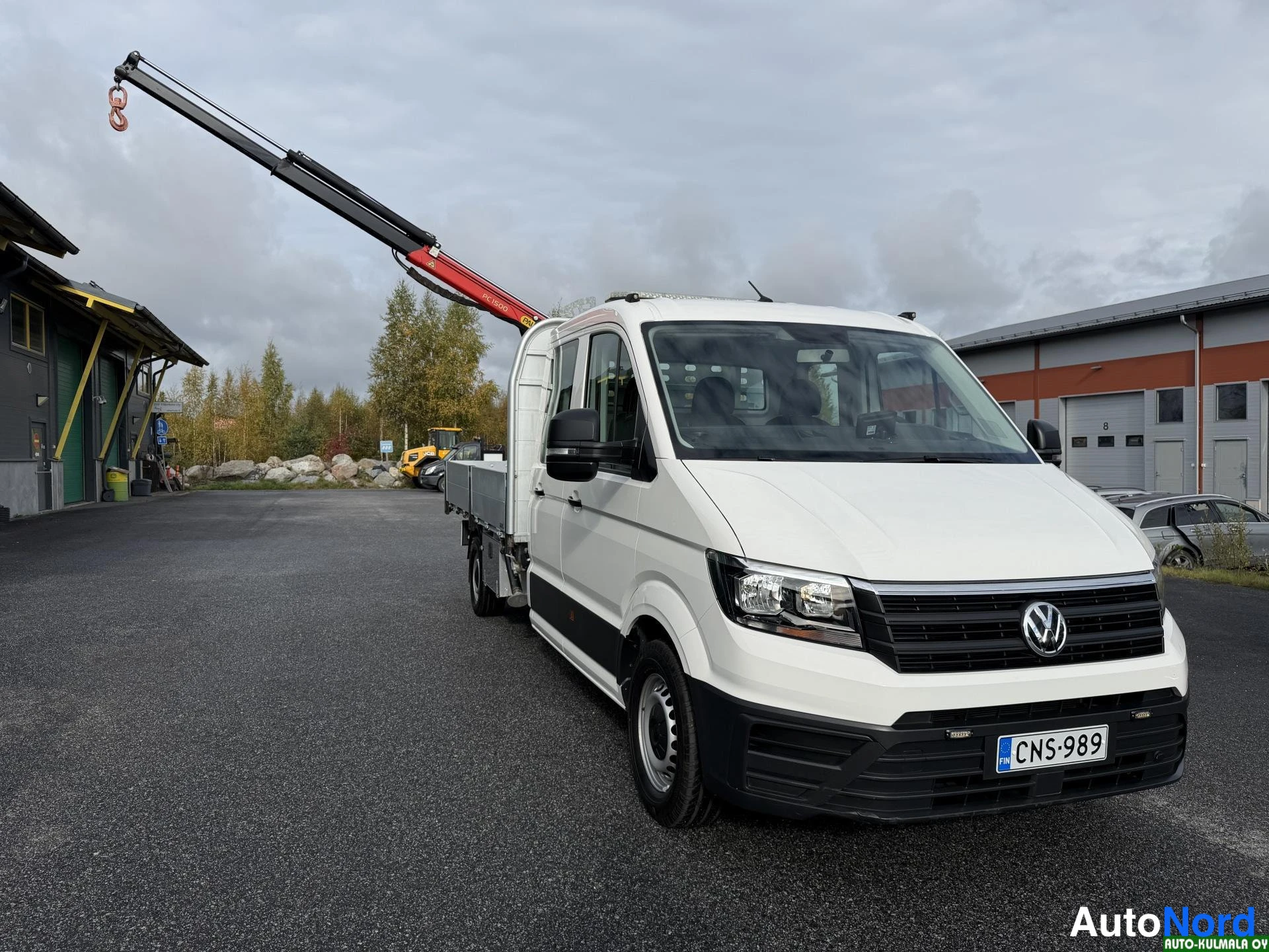 Valkoinen Volkswagen Crafter 2019, etuviisto, keula oikealle, kuva 6