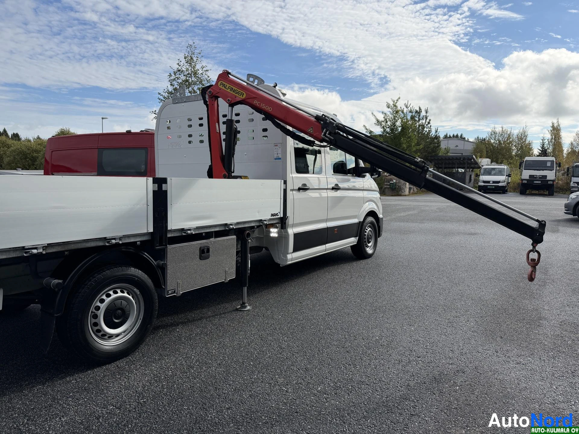 Valkoinen Volkswagen Crafter 2019, sivulta, kuva 11