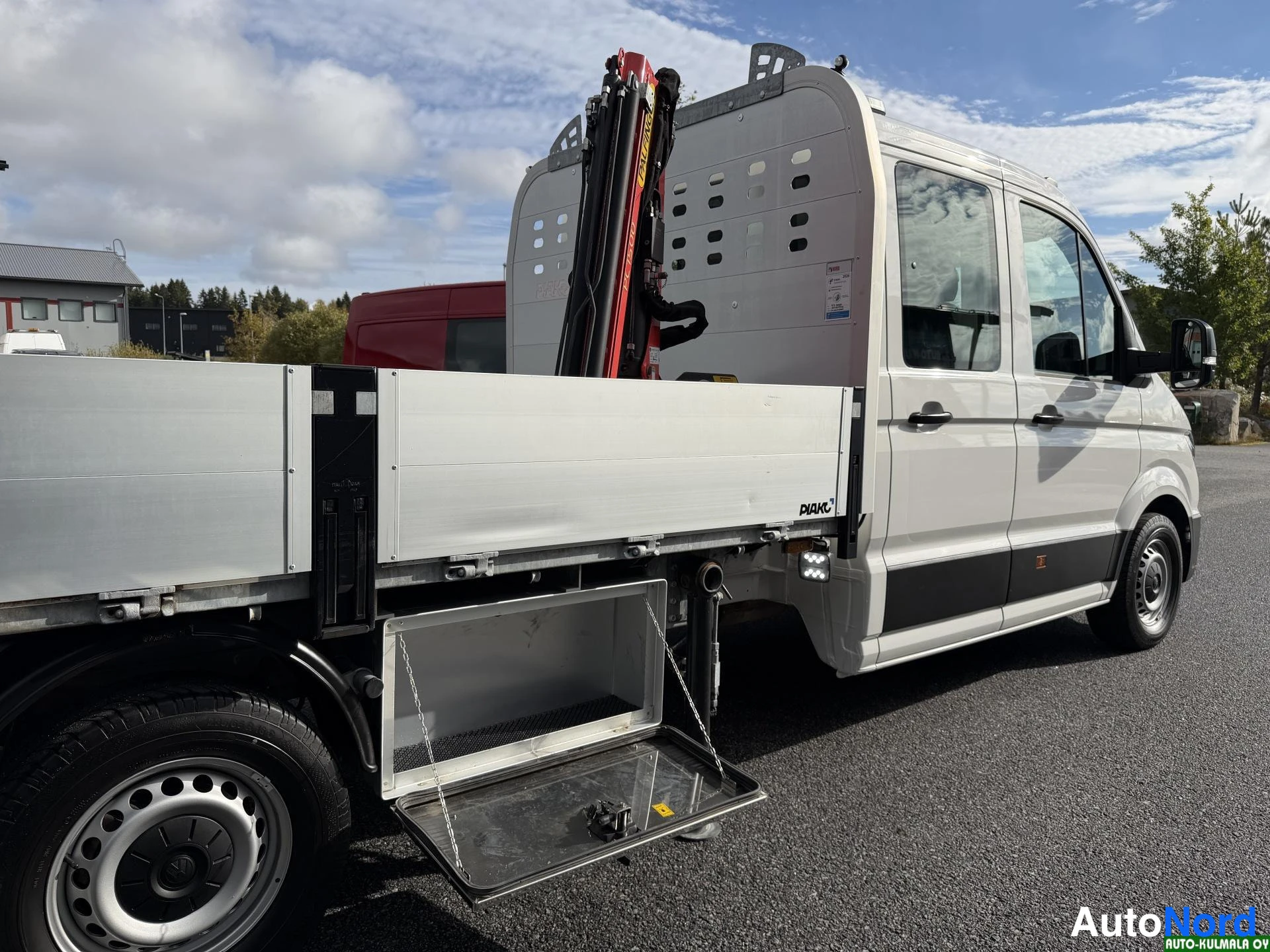 Valkoinen Volkswagen Crafter 2019, sivulta, kuva 9