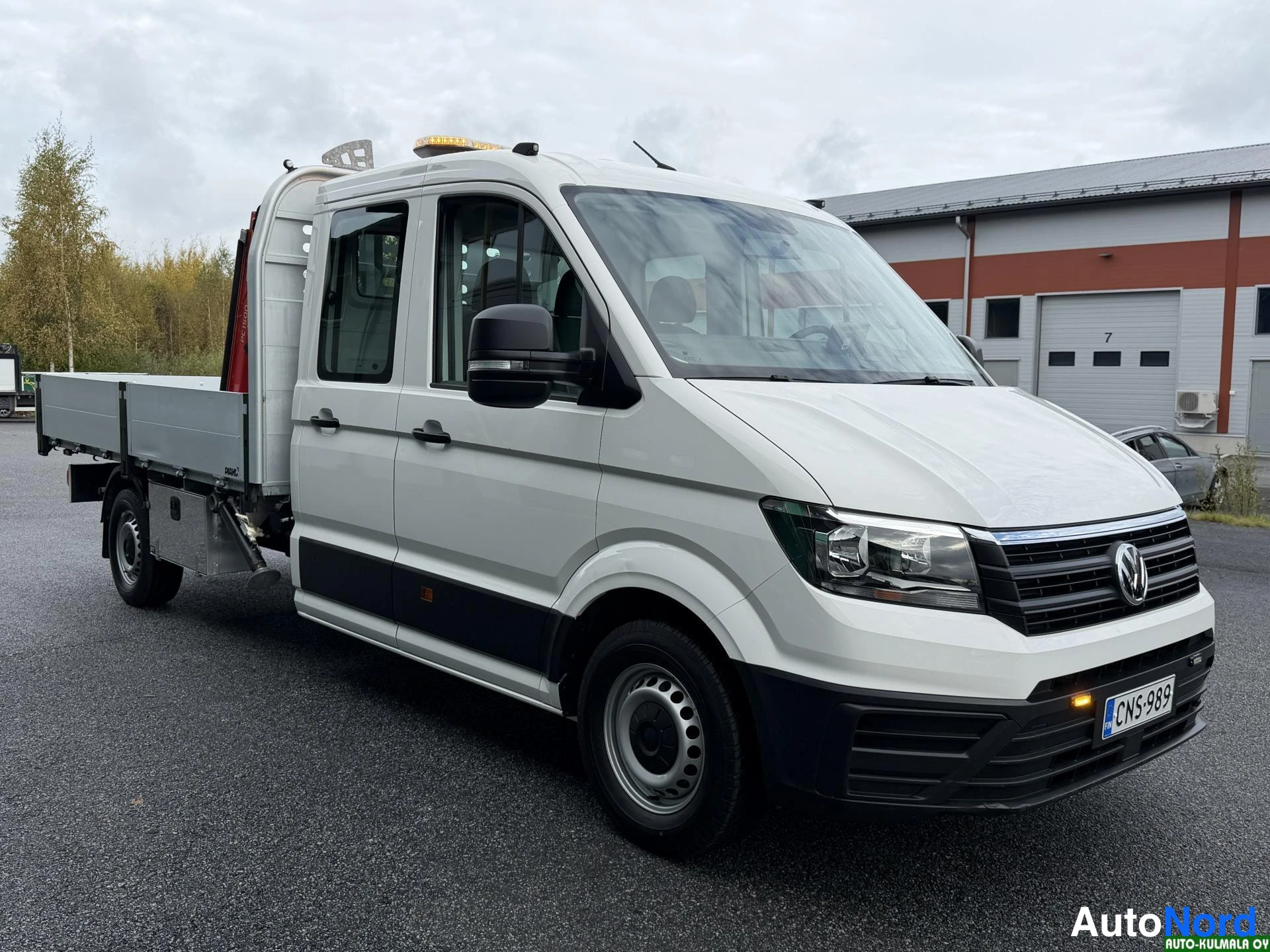 Valkoinen Volkswagen Crafter 2019, etuviisto, keula oikealle, kuva 4