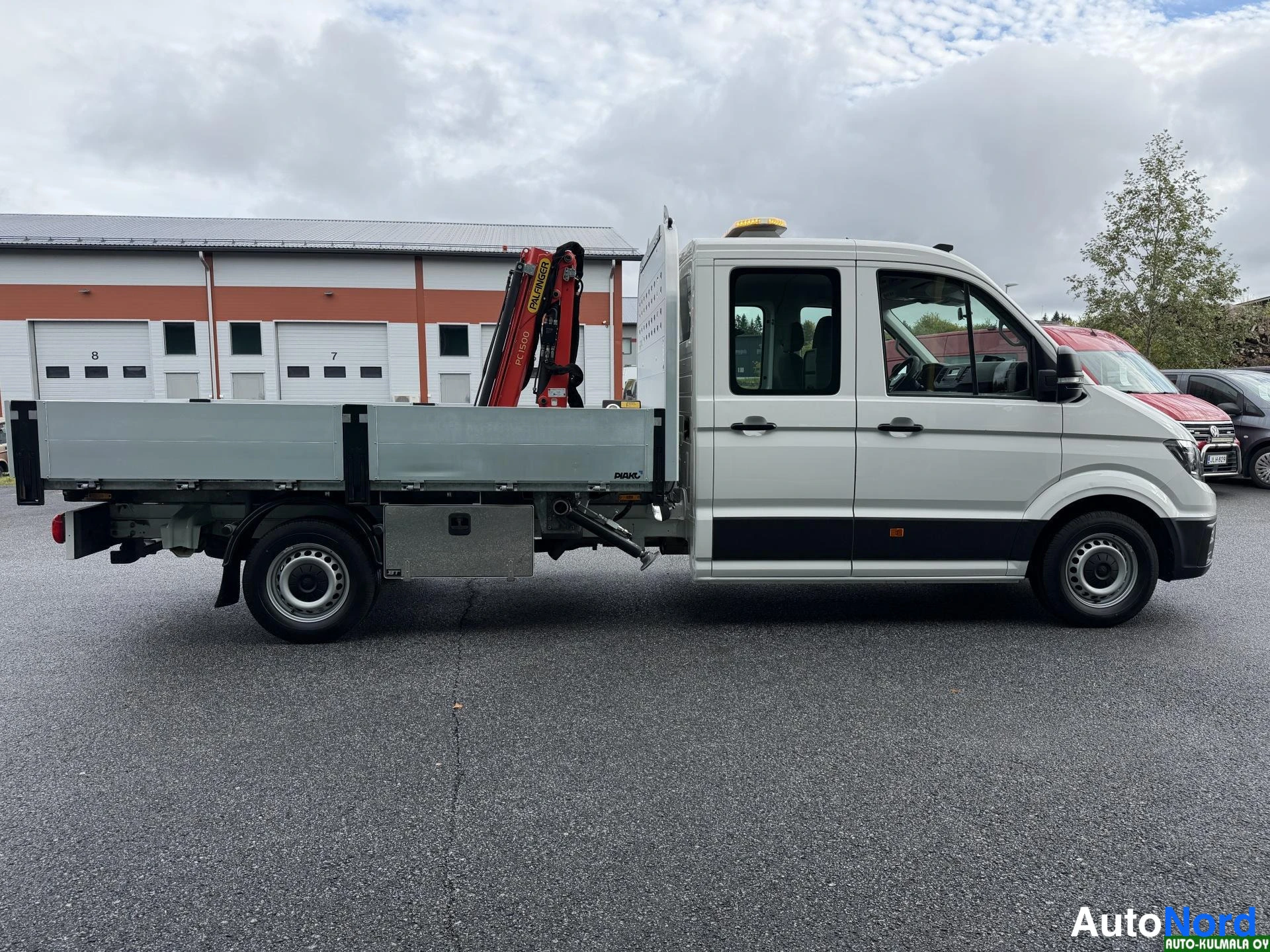 Valkoinen Volkswagen Crafter 2019, etuviisto, keula oikealle, kuva 5