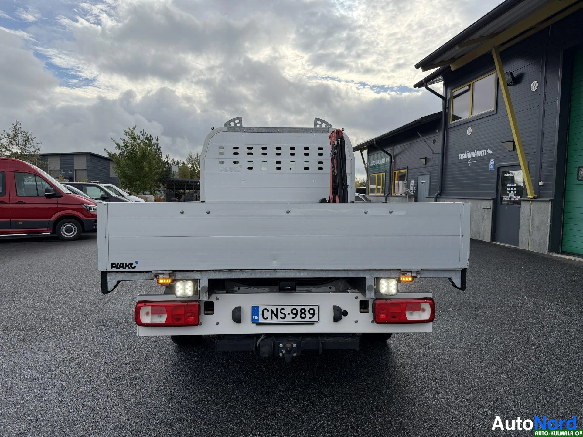 Valkoinen Volkswagen Crafter 2019, takaa, kuva 19