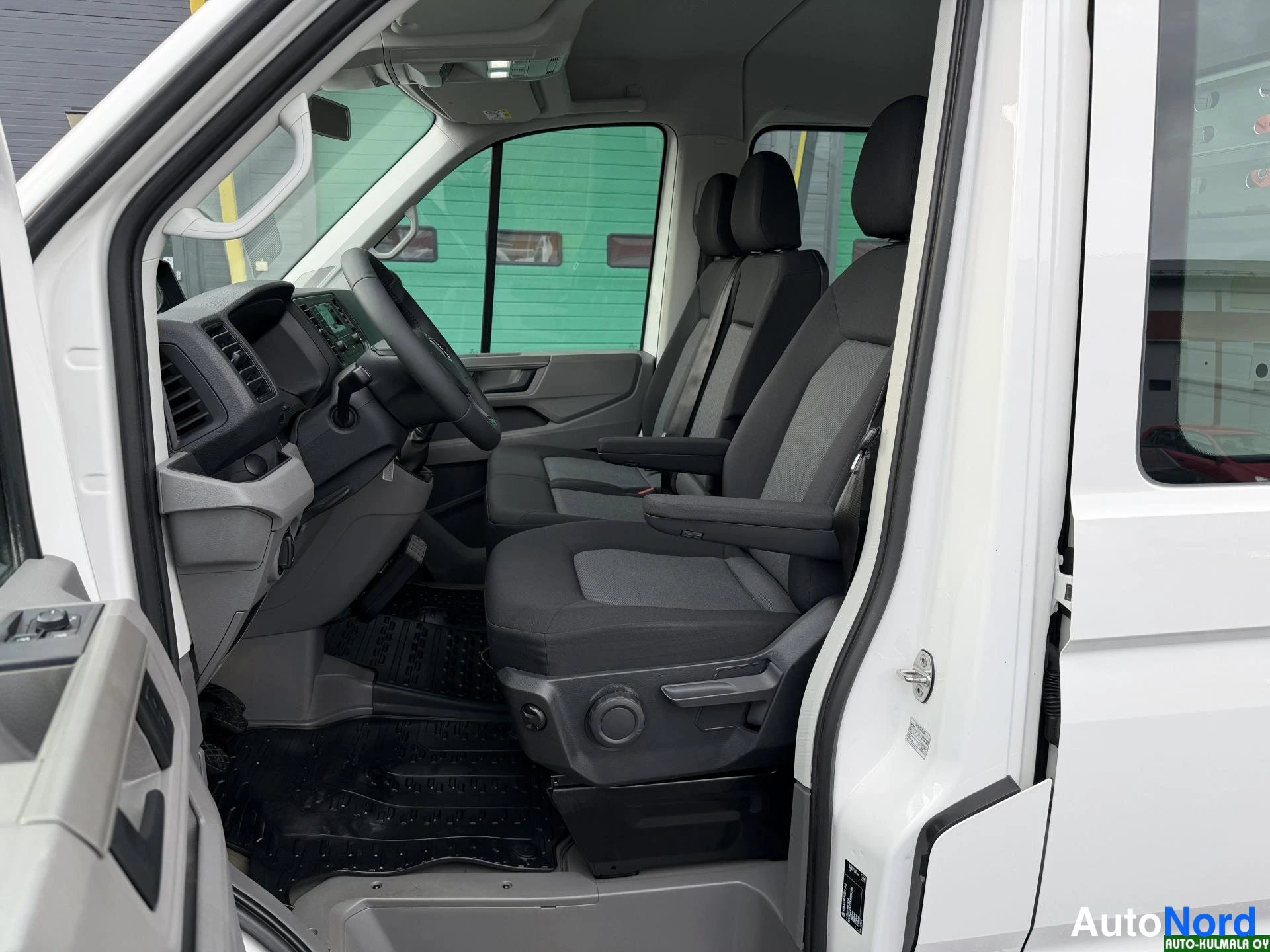 Valkoinen Volkswagen Crafter 2019, etuistuimet, kuva 24