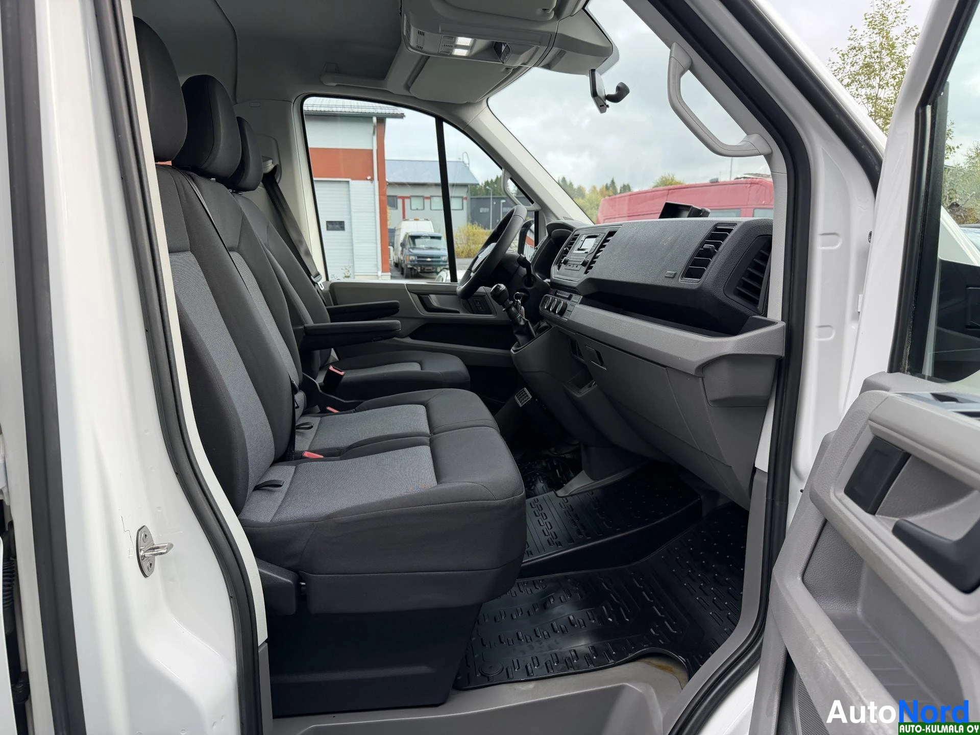 Valkoinen Volkswagen Crafter 2019, ohjaamo, kuva 22