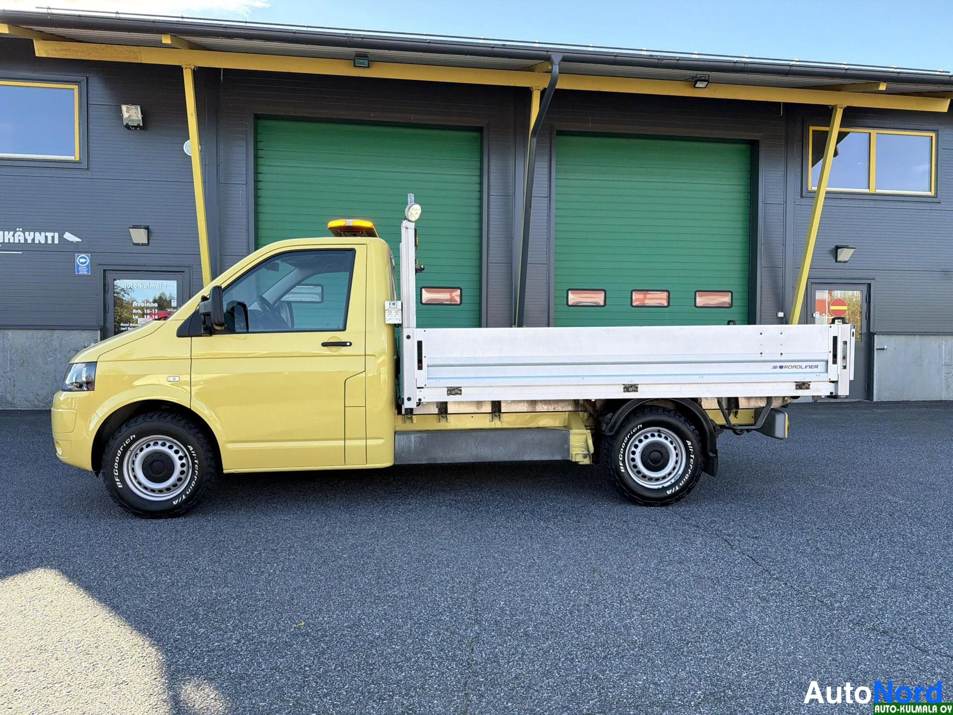 Keltainen Volkswagen Transporter 2015, sivulta, kuva 9