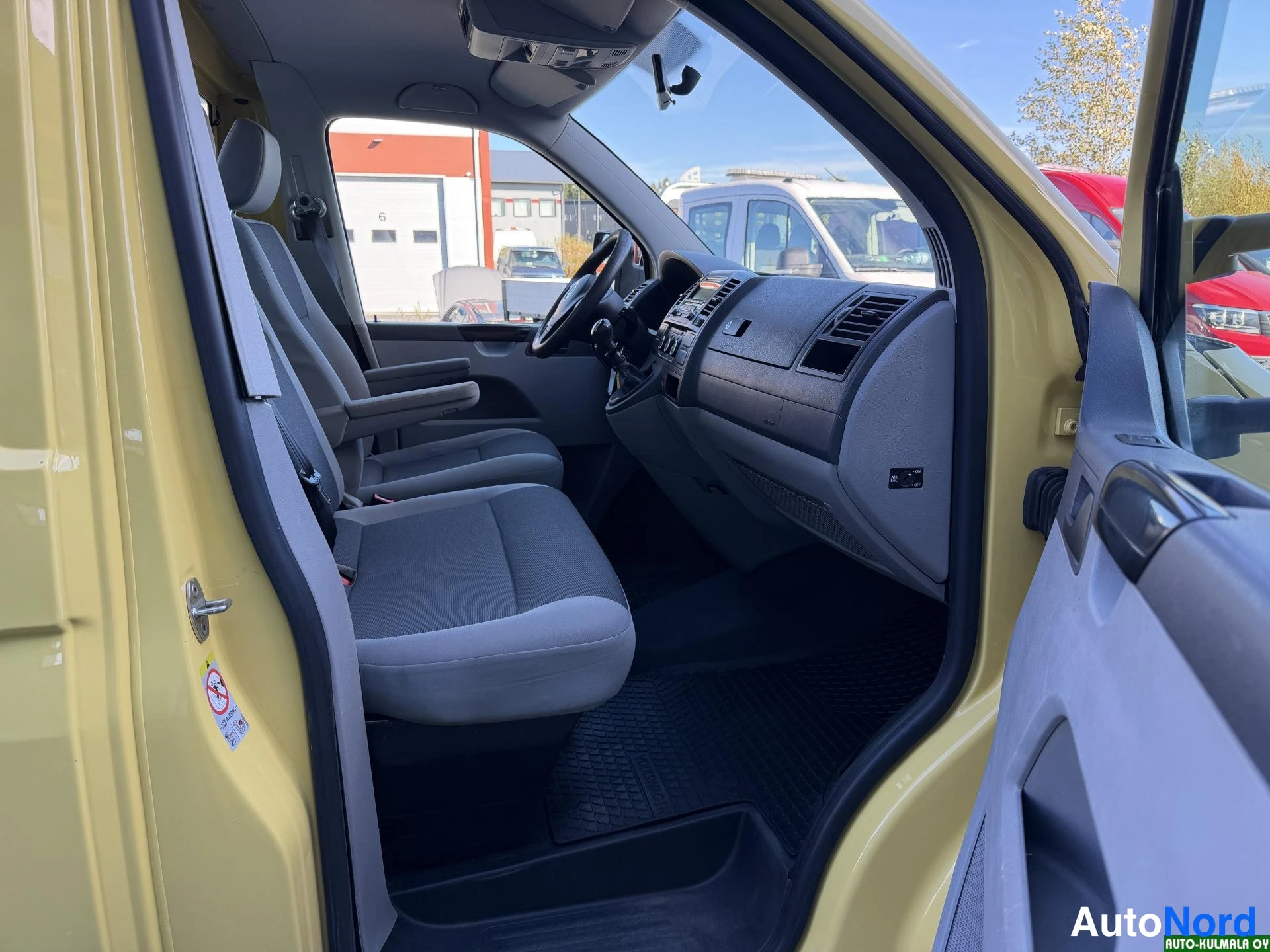 Keltainen Volkswagen Transporter 2015, ohjaamo, kuva 19