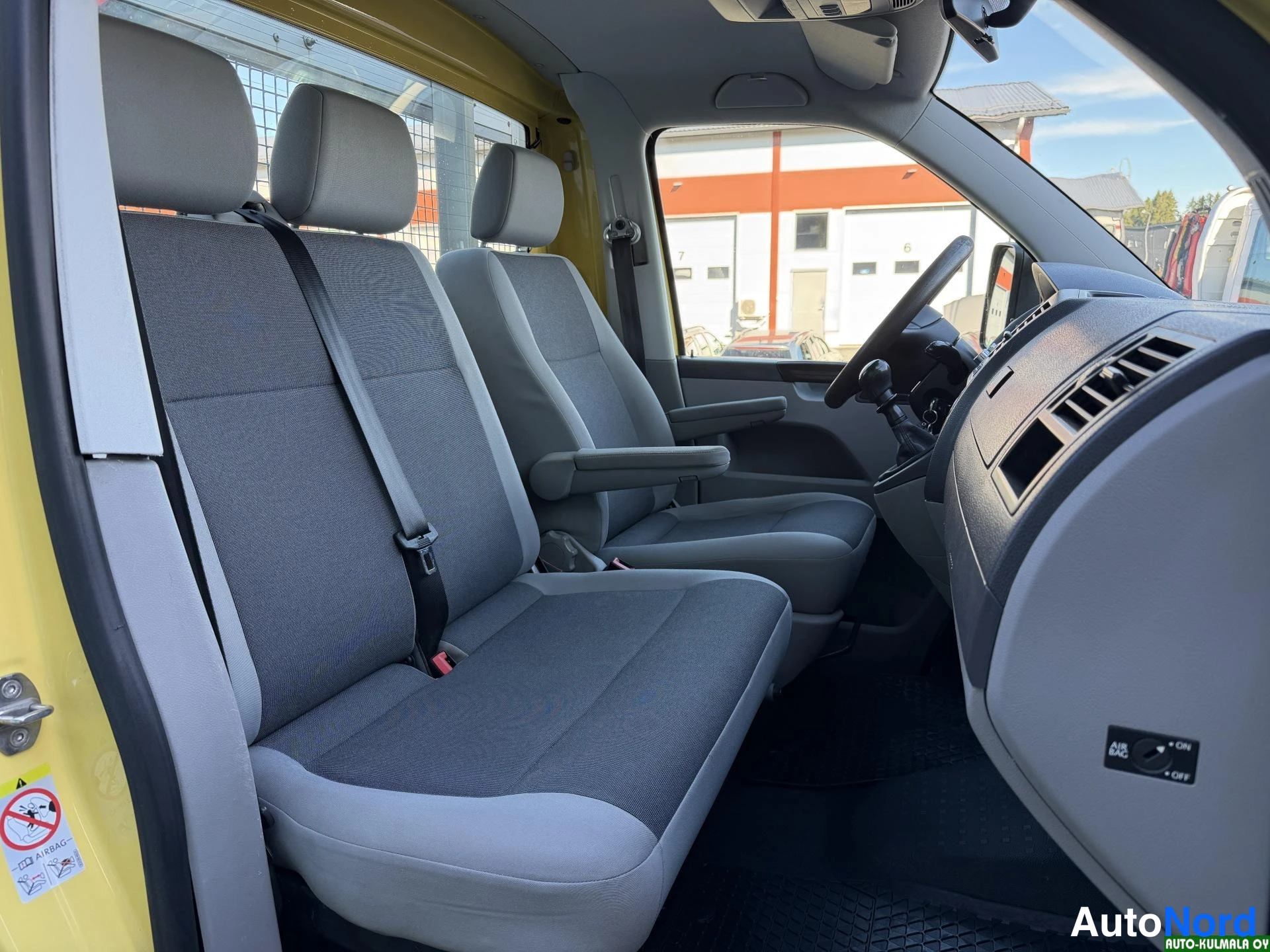 Keltainen Volkswagen Transporter 2015, etuistuimet, kuva 22
