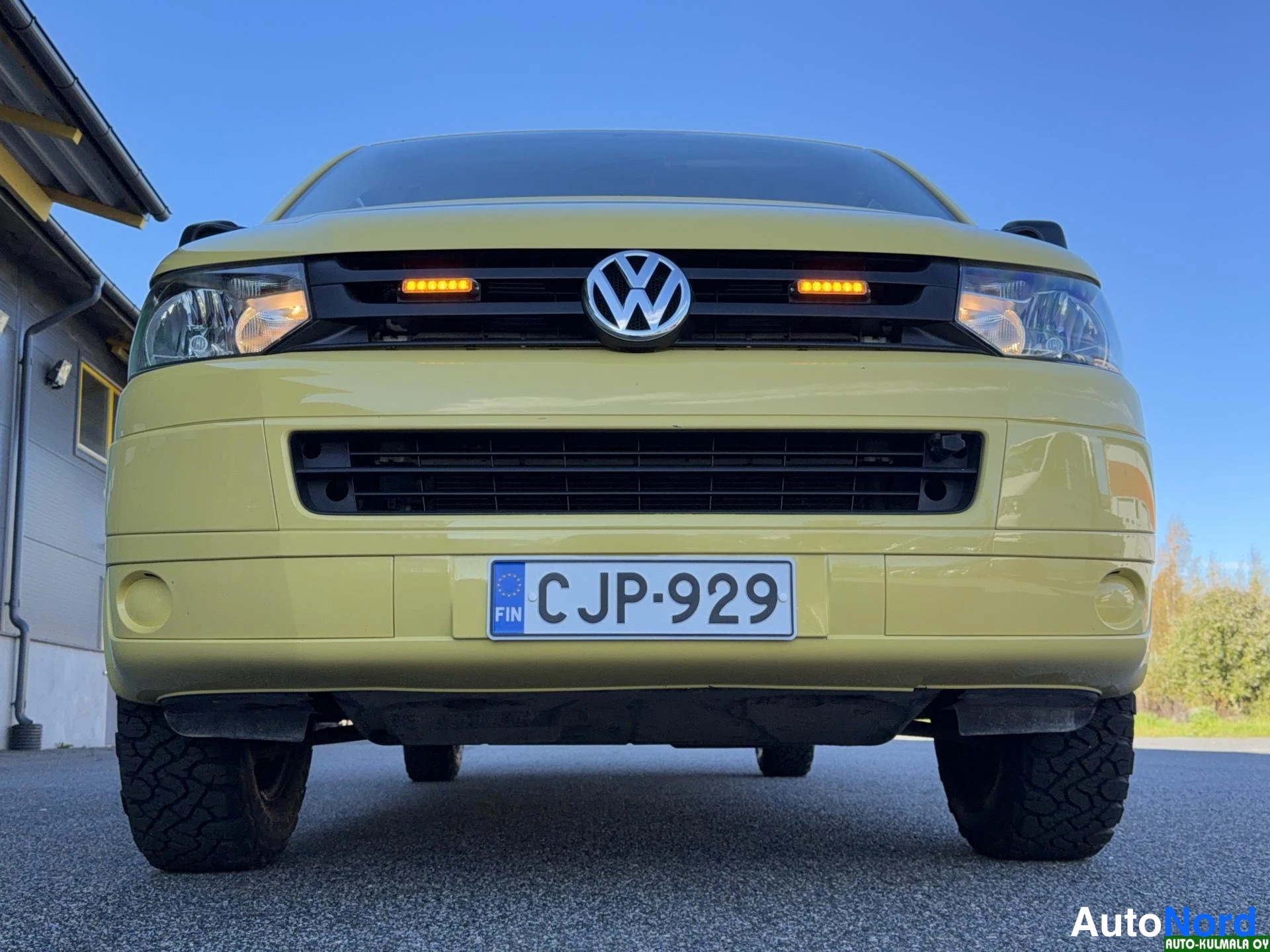 Keltainen Volkswagen Transporter 2015, edestä, kuva 8