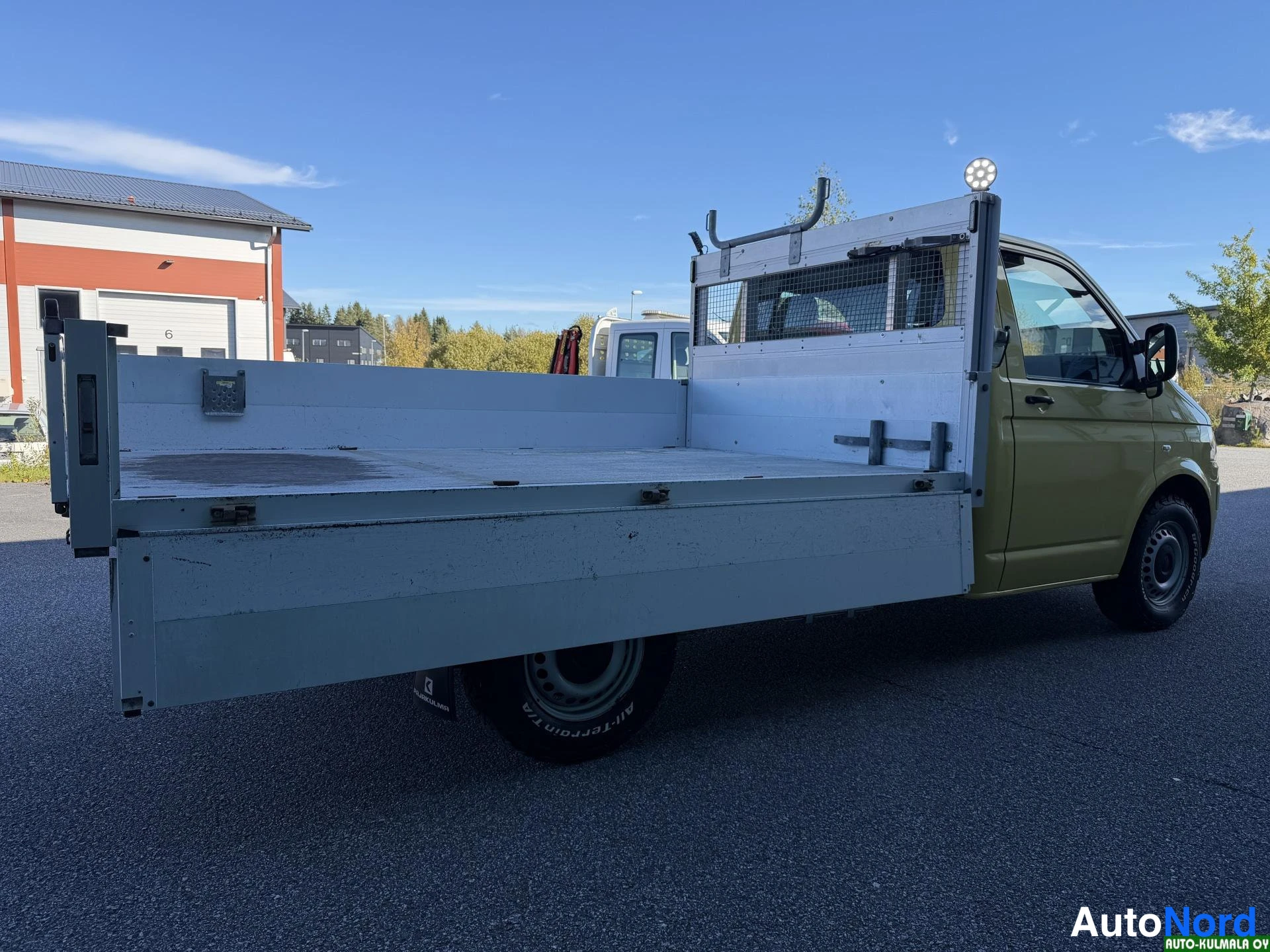 Keltainen Volkswagen Transporter 2015, takaviisto, kuva 14