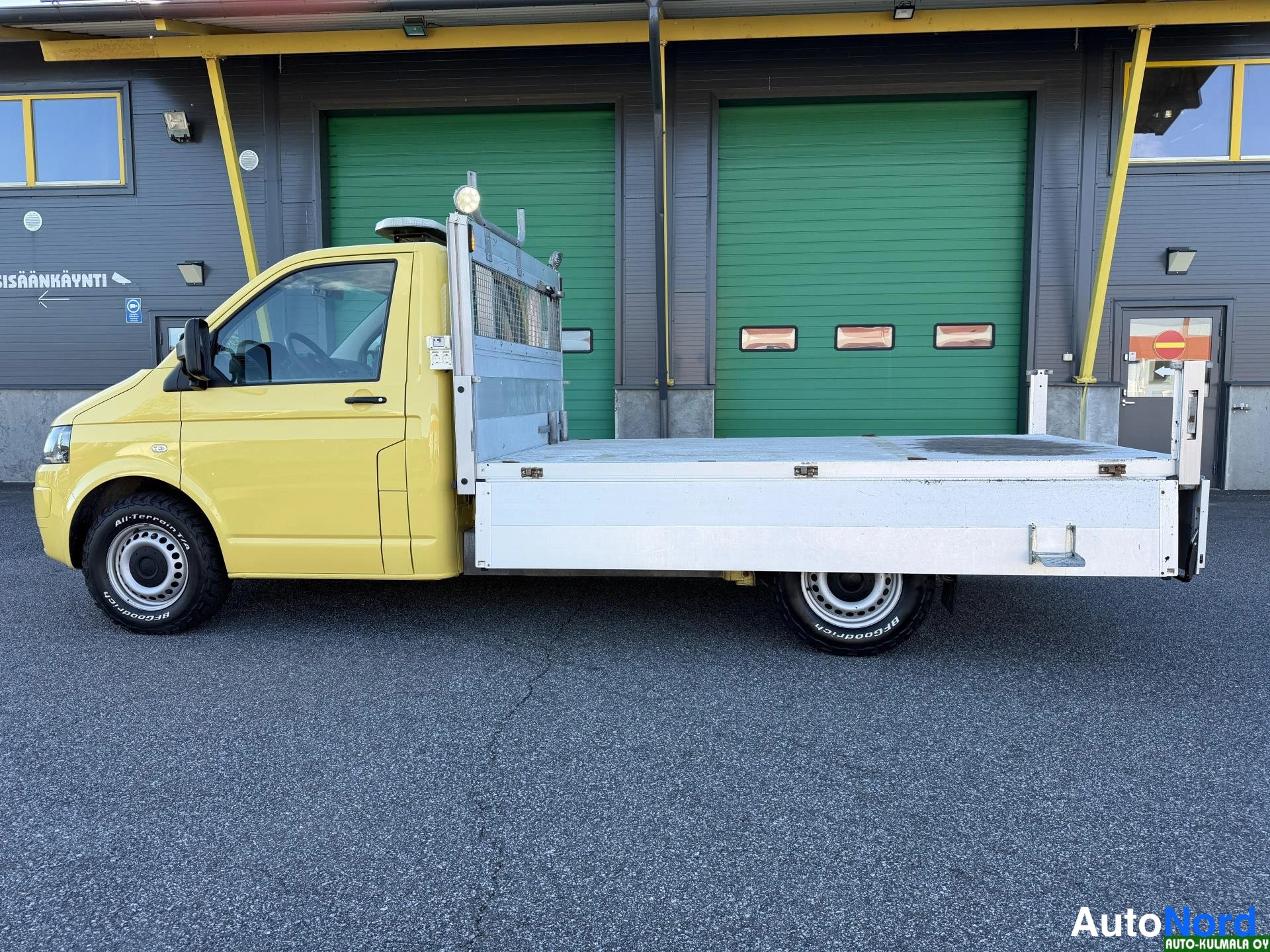 Keltainen Volkswagen Transporter 2015, etuviisto, keula vasemmalle, kuva 3