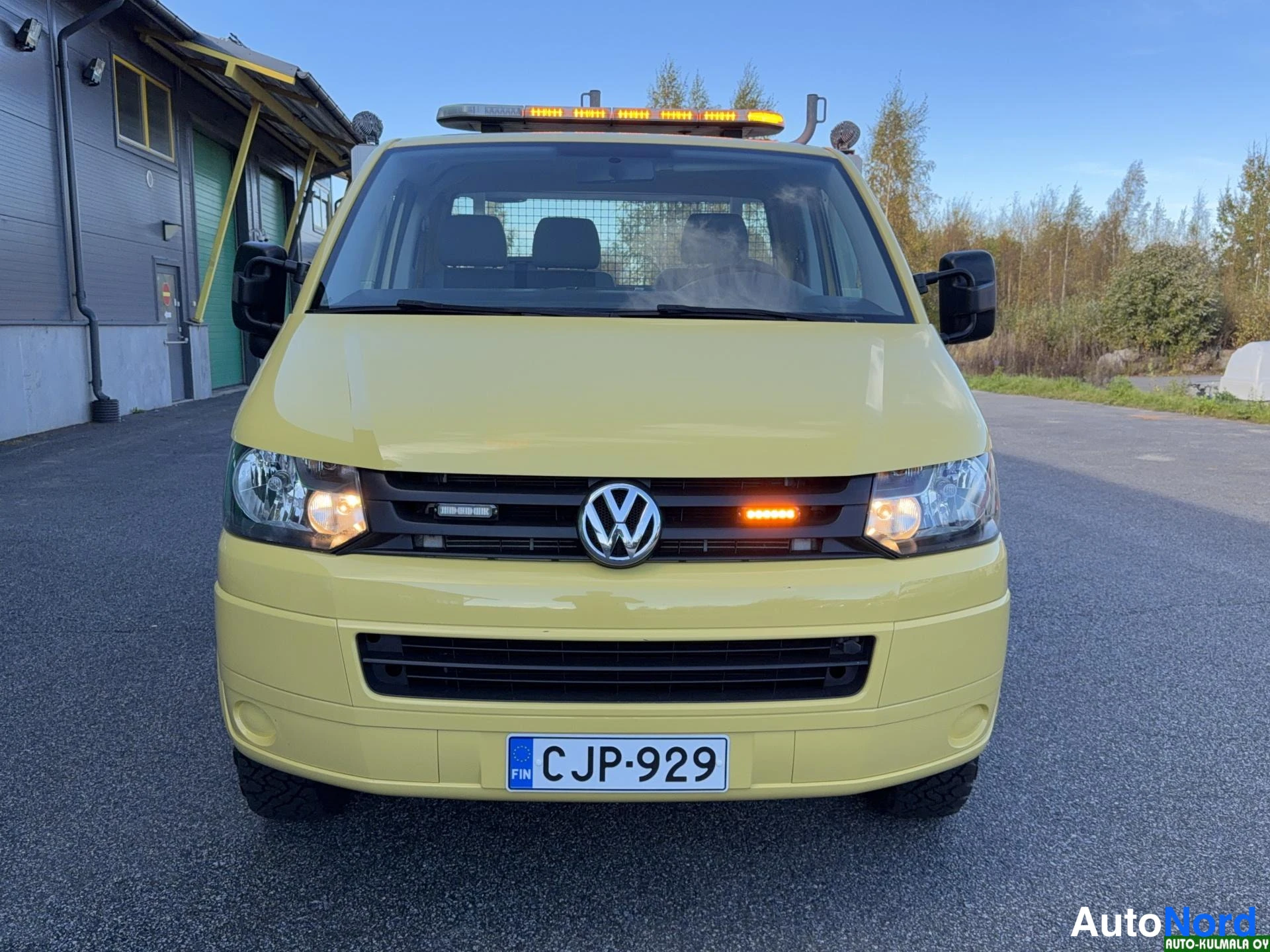 Keltainen Volkswagen Transporter 2015, edestä, kuva 7