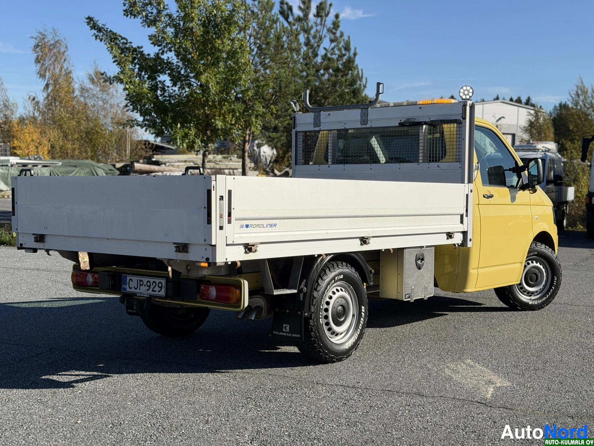 Keltainen Volkswagen Transporter 2015, takaviisto, kuva 13