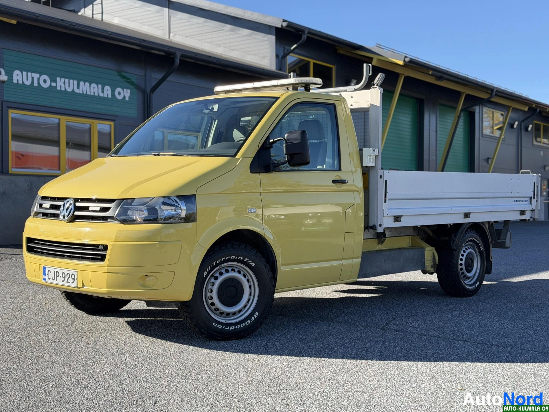 Keltainen Volkswagen Transporter 2015, etuviisto, keula vasemmalle, kuva 4