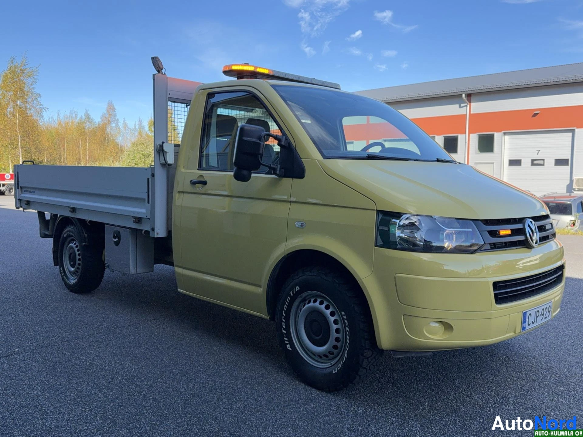 Keltainen Volkswagen Transporter 2015, etuviisto, keula oikealle, kuva 6