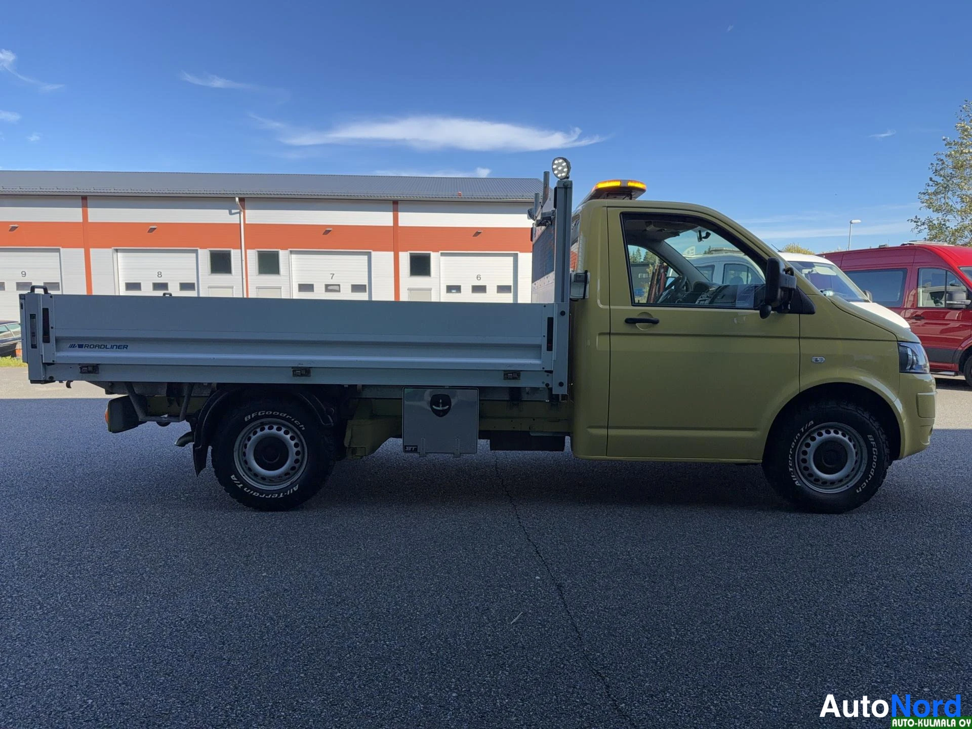 Keltainen Volkswagen Transporter 2015, etuviisto, keula oikealle, kuva 5