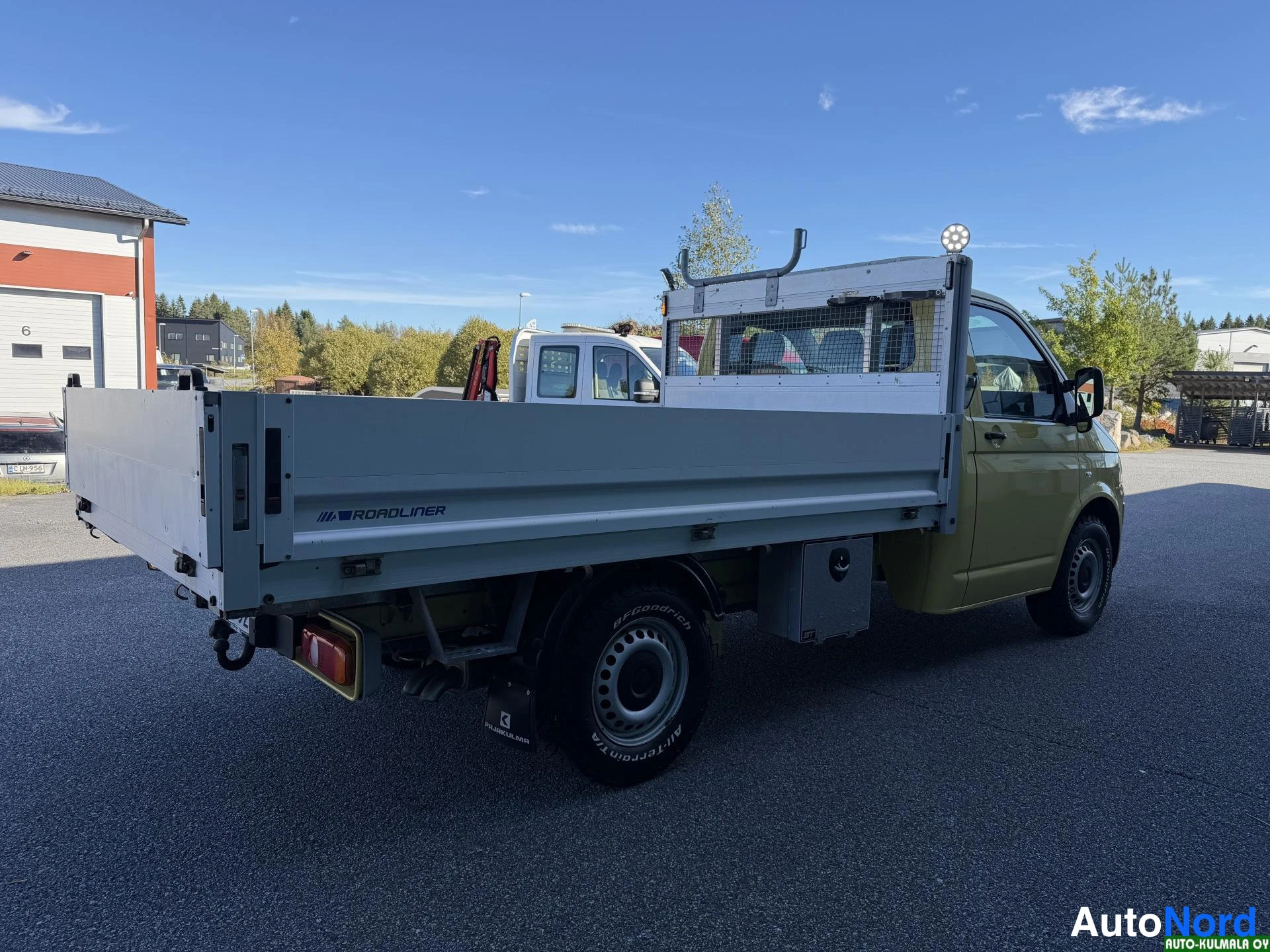 Keltainen Volkswagen Transporter 2015, takaviisto, kuva 11
