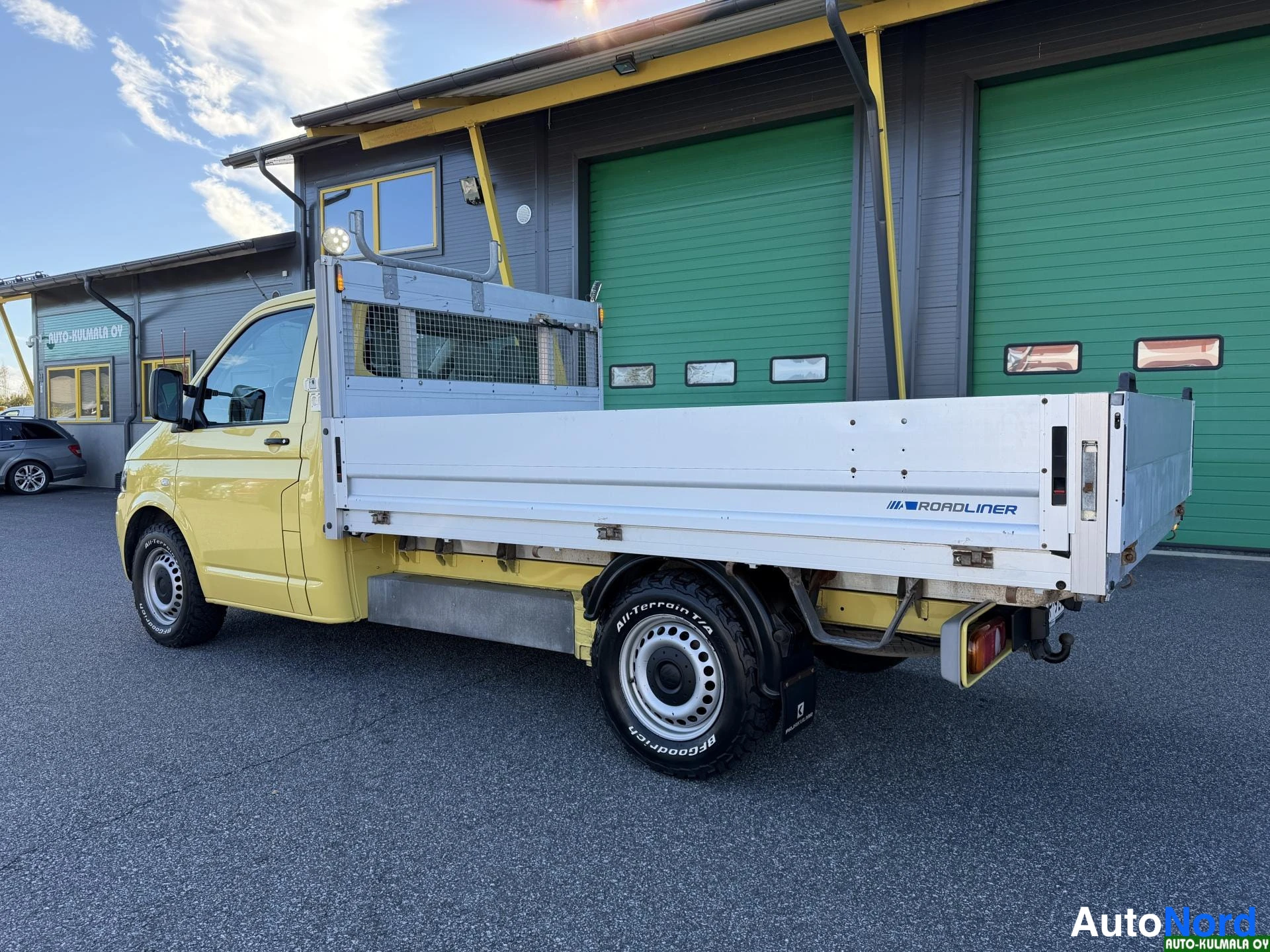 Keltainen Volkswagen Transporter 2015, takaviisto, kuva 12