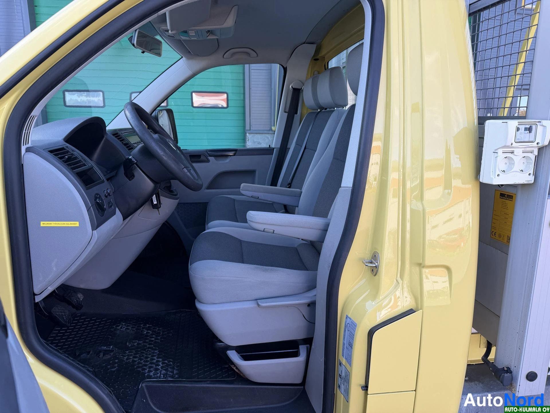 Keltainen Volkswagen Transporter 2015, ohjaamo, kuva 20