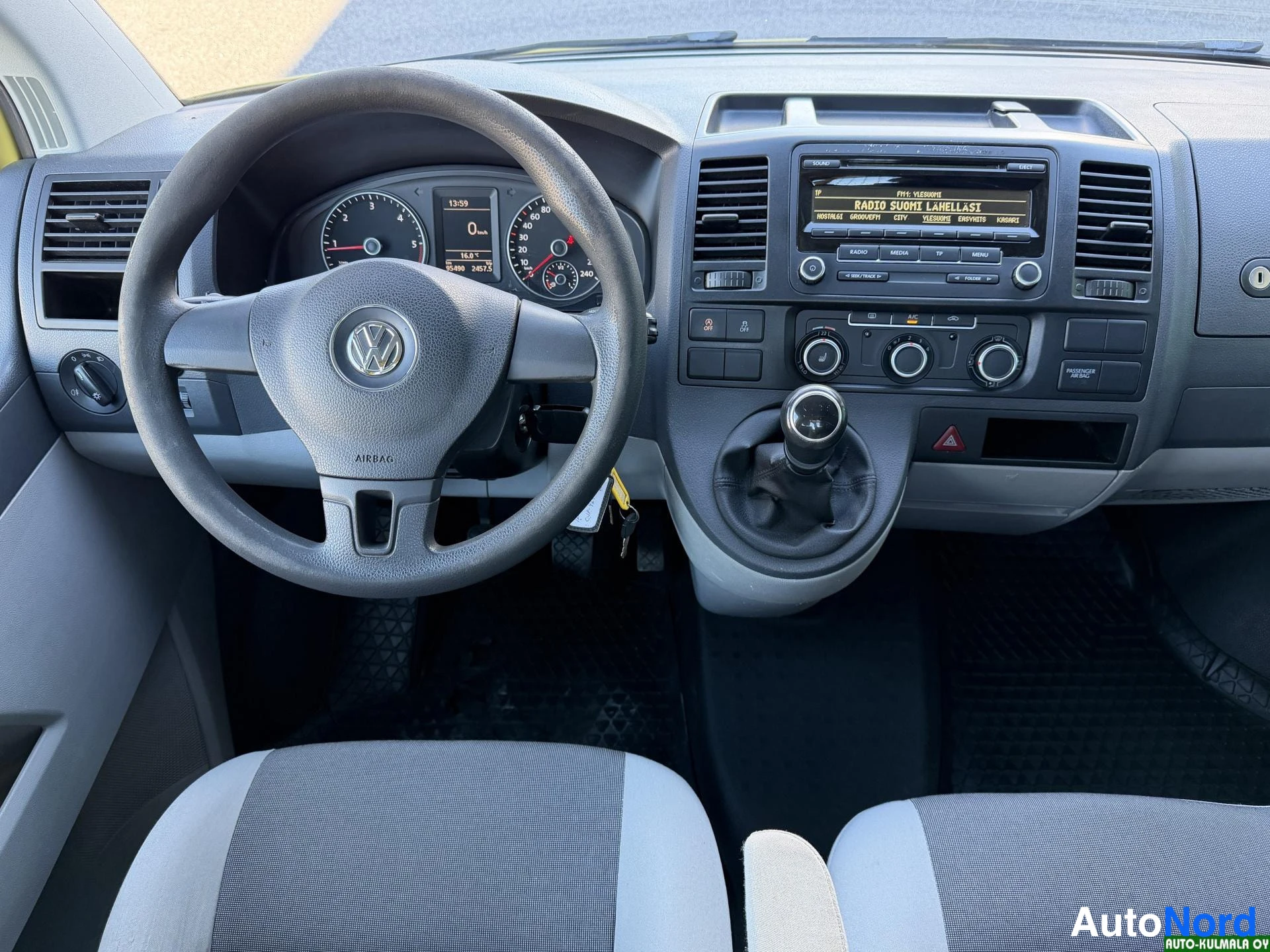 Keltainen Volkswagen Transporter 2015, ohjaamo, kuva 21