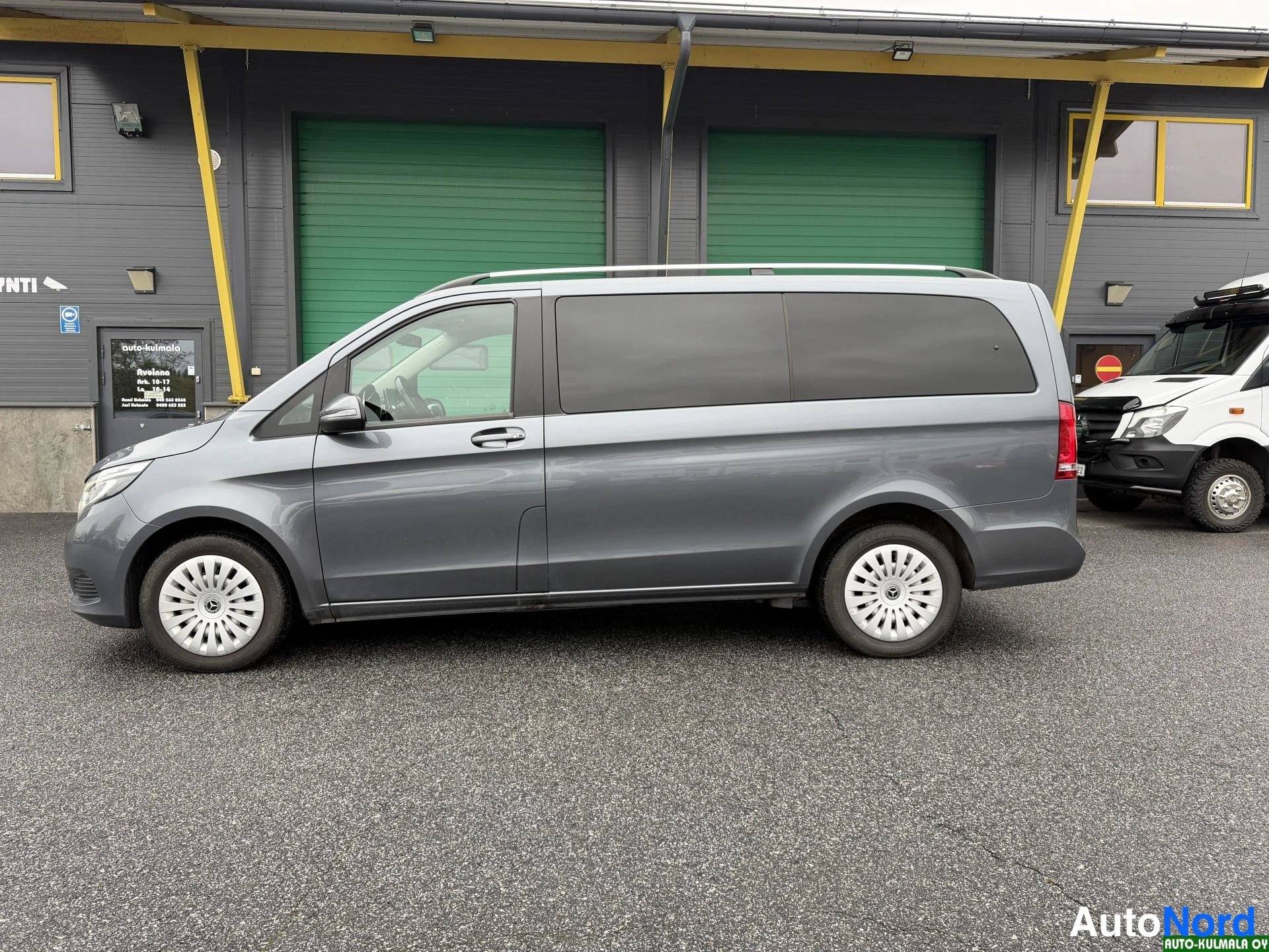 Harmaa Mercedes-Benz V 220 d 4MATIC 2018, sivulta, kuva 6