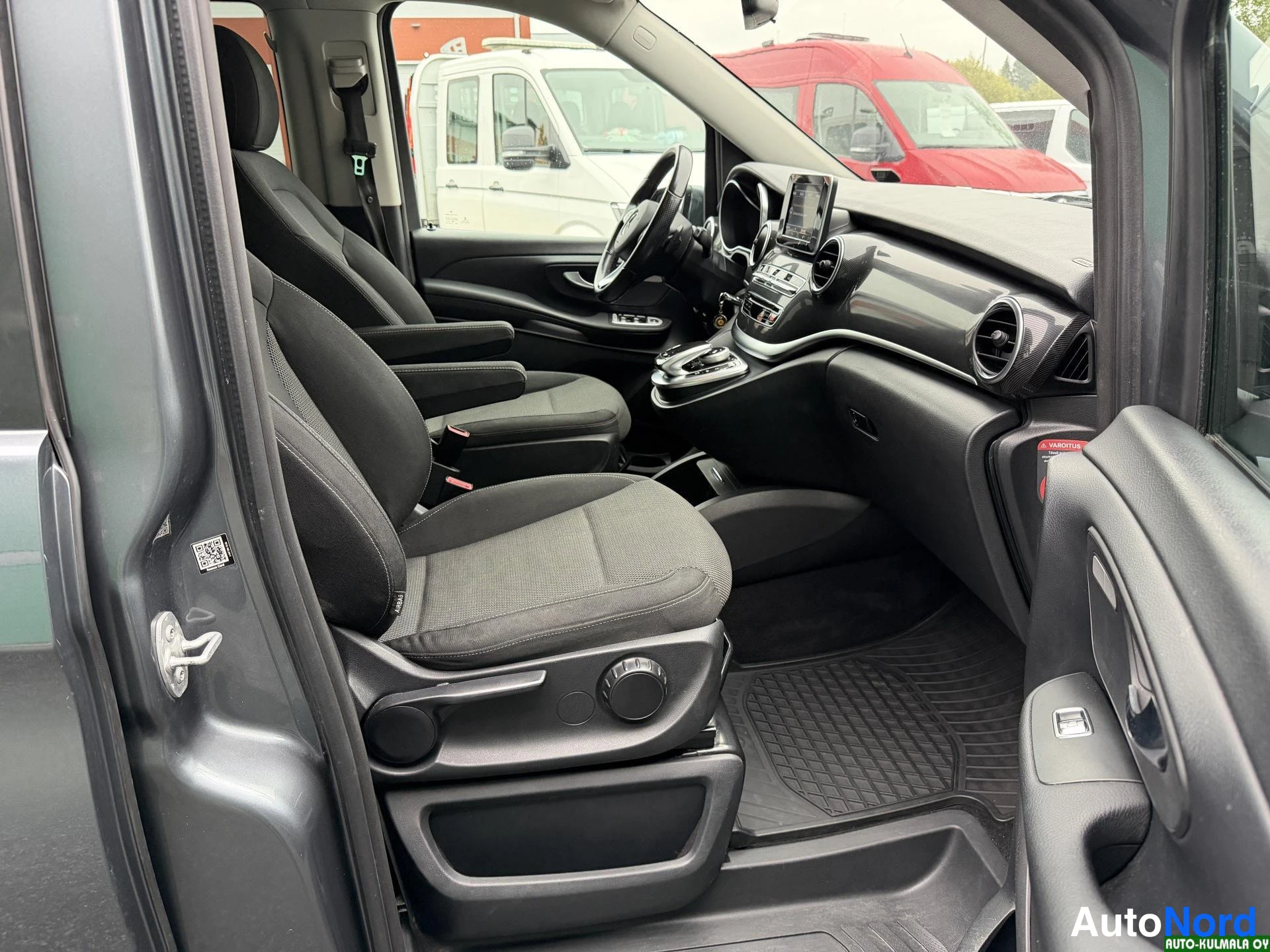 Harmaa Mercedes-Benz V 220 d 4MATIC 2018, etuistuimet, kuva 16