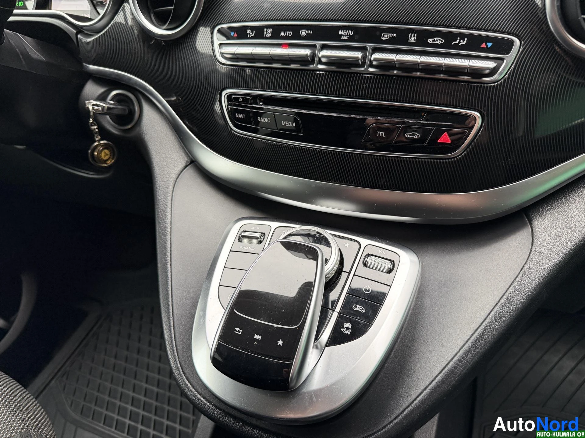 Harmaa Mercedes-Benz V 220 d 4MATIC 2018, ohjaamo, kuva 12