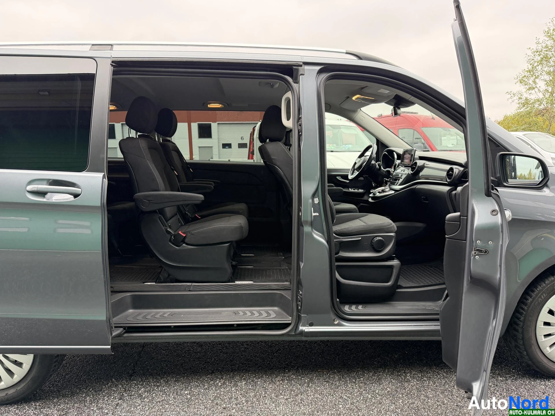 Harmaa Mercedes-Benz V 220 d 4MATIC 2018, etuviisto, keula oikealle, kuva 4