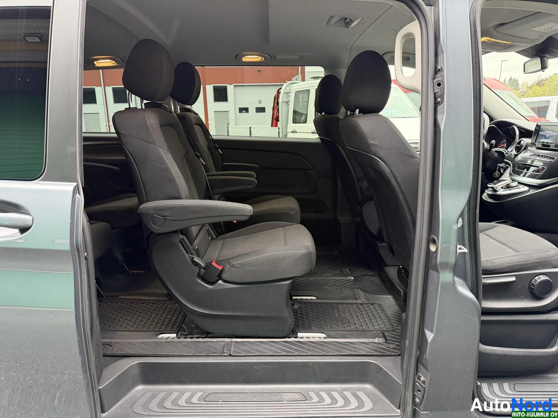 Harmaa Mercedes-Benz V 220 d 4MATIC 2018, takaistuimet, kuva 18