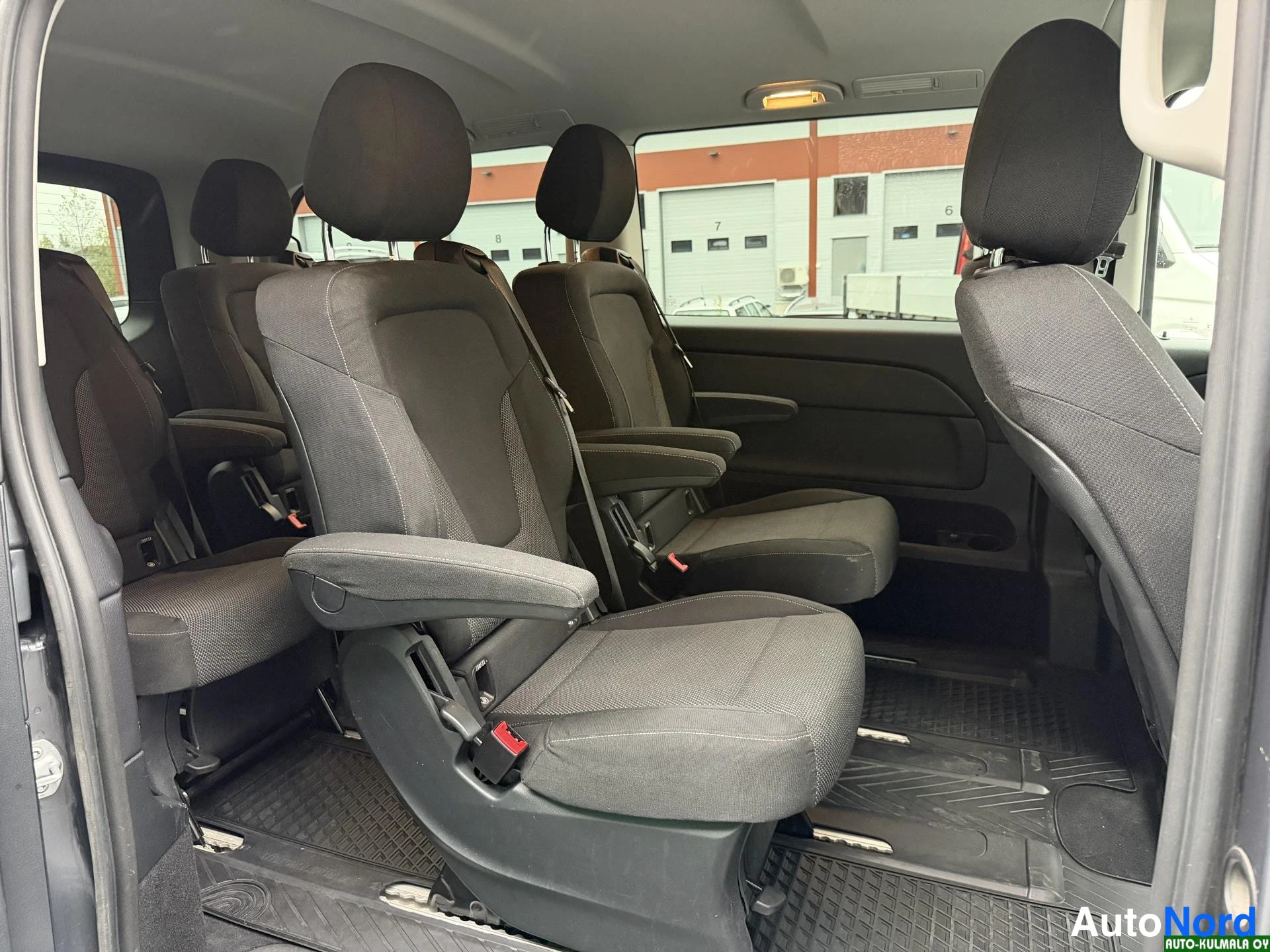 Harmaa Mercedes-Benz V 220 d 4MATIC 2018, takaistuimet, kuva 19