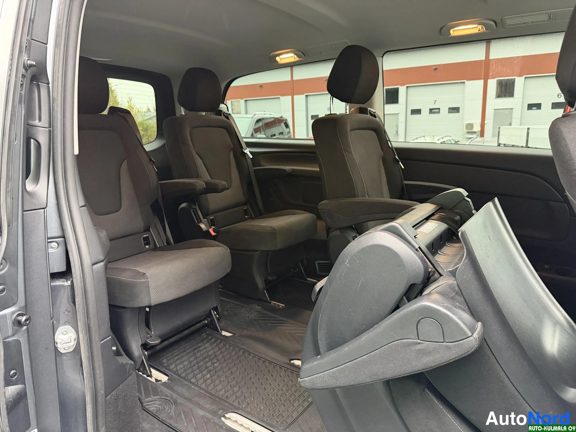 Harmaa Mercedes-Benz V 220 d 4MATIC 2018, takaistuimet, kuva 20