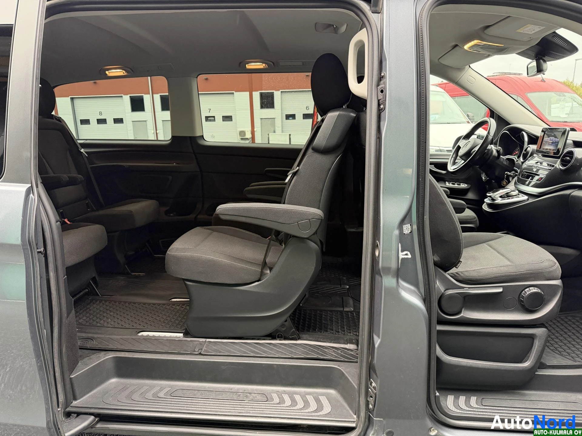 Harmaa Mercedes-Benz V 220 d 4MATIC 2018, ohjaamo, kuva 15